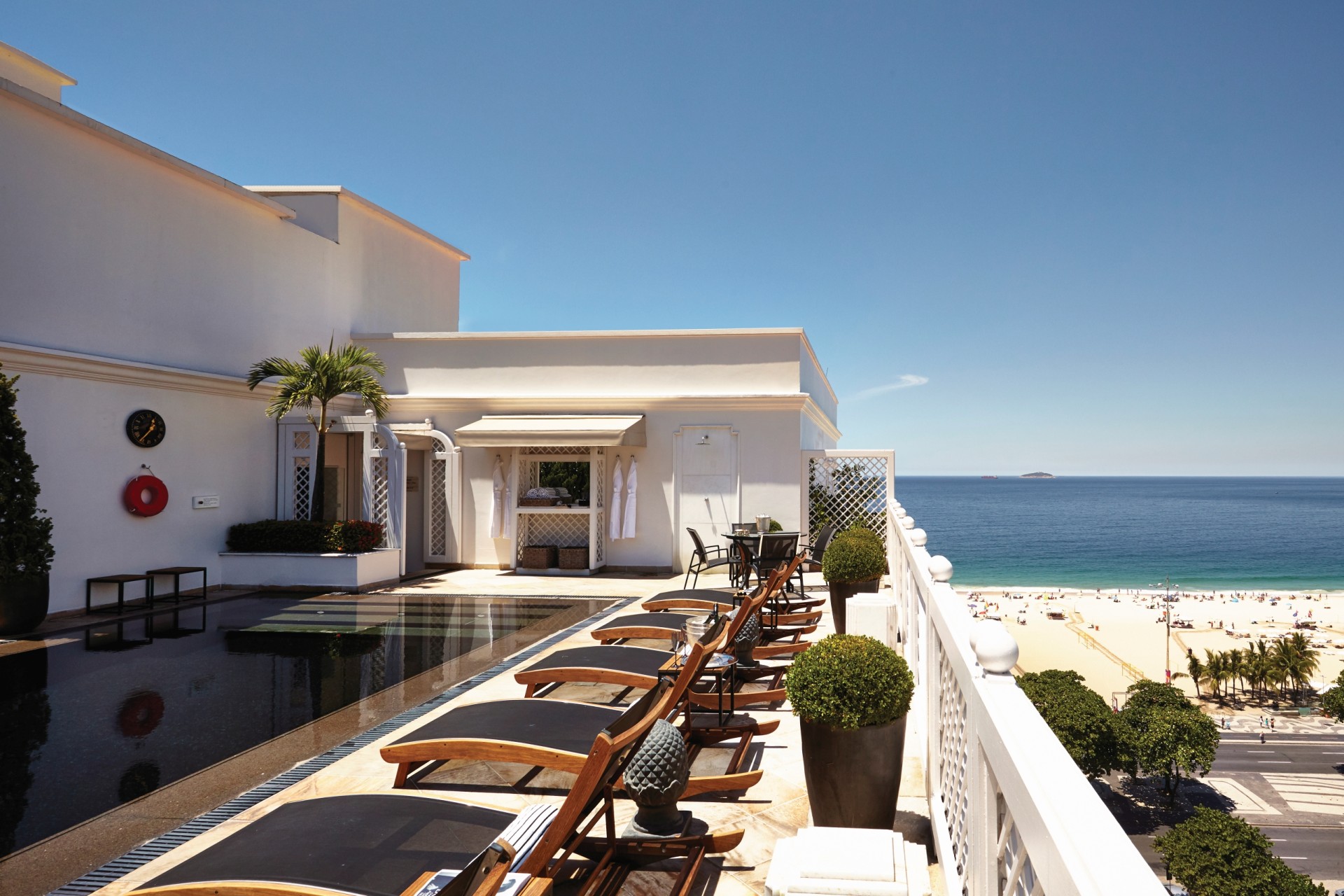 Ansicht der Terrasse mit Pool