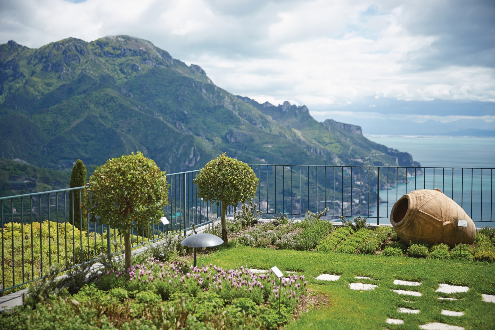 Gartenanlage mit Meerblick