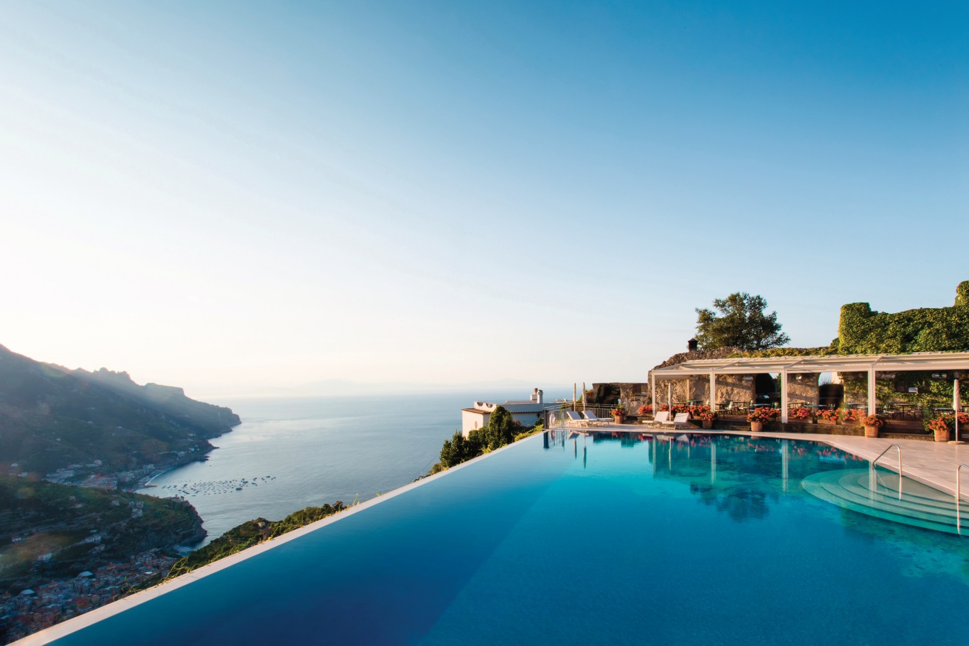 Infinitypool mit Blick auf das Meer