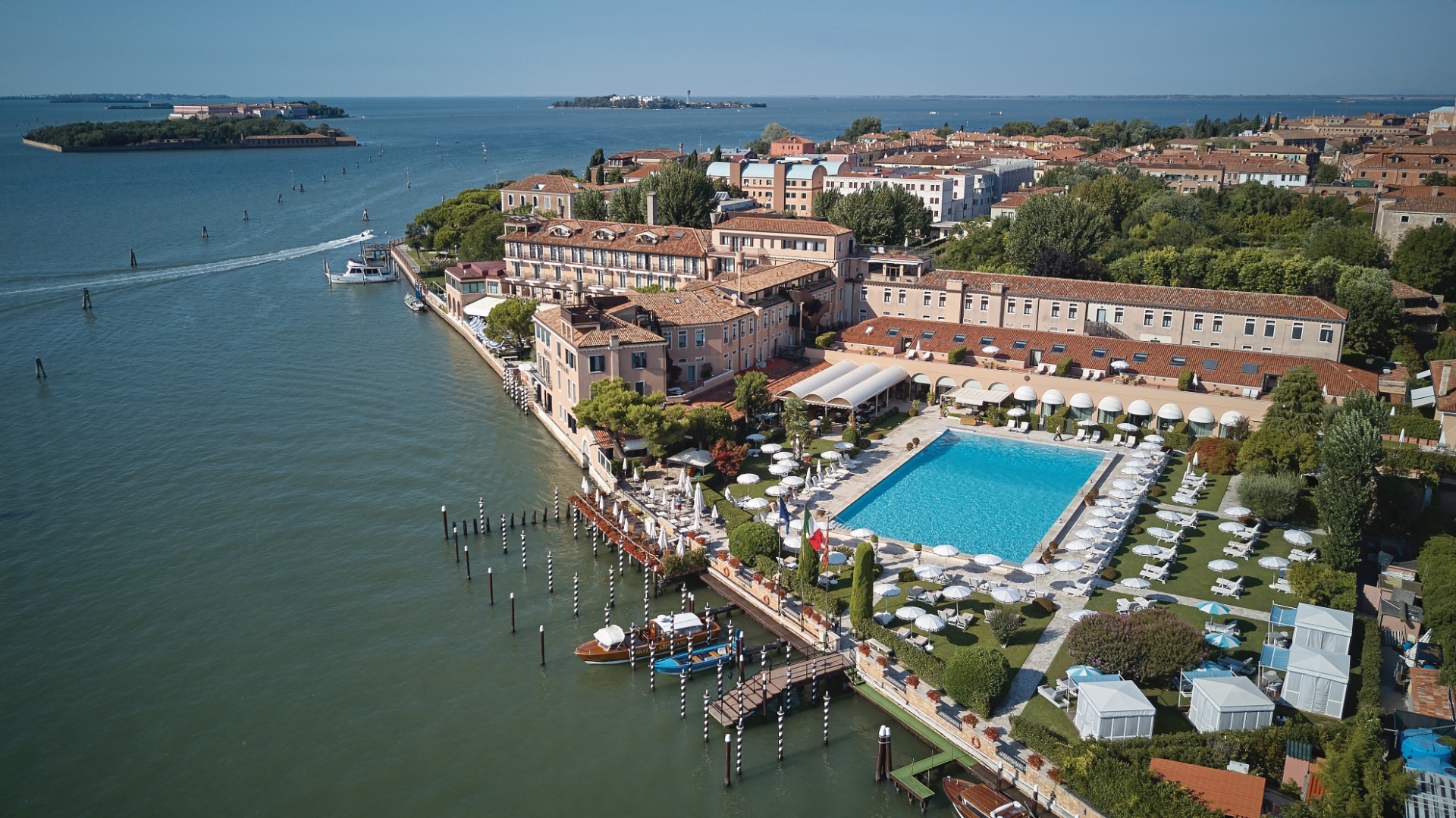 Hotelgelaende mit Pool aus der Luft