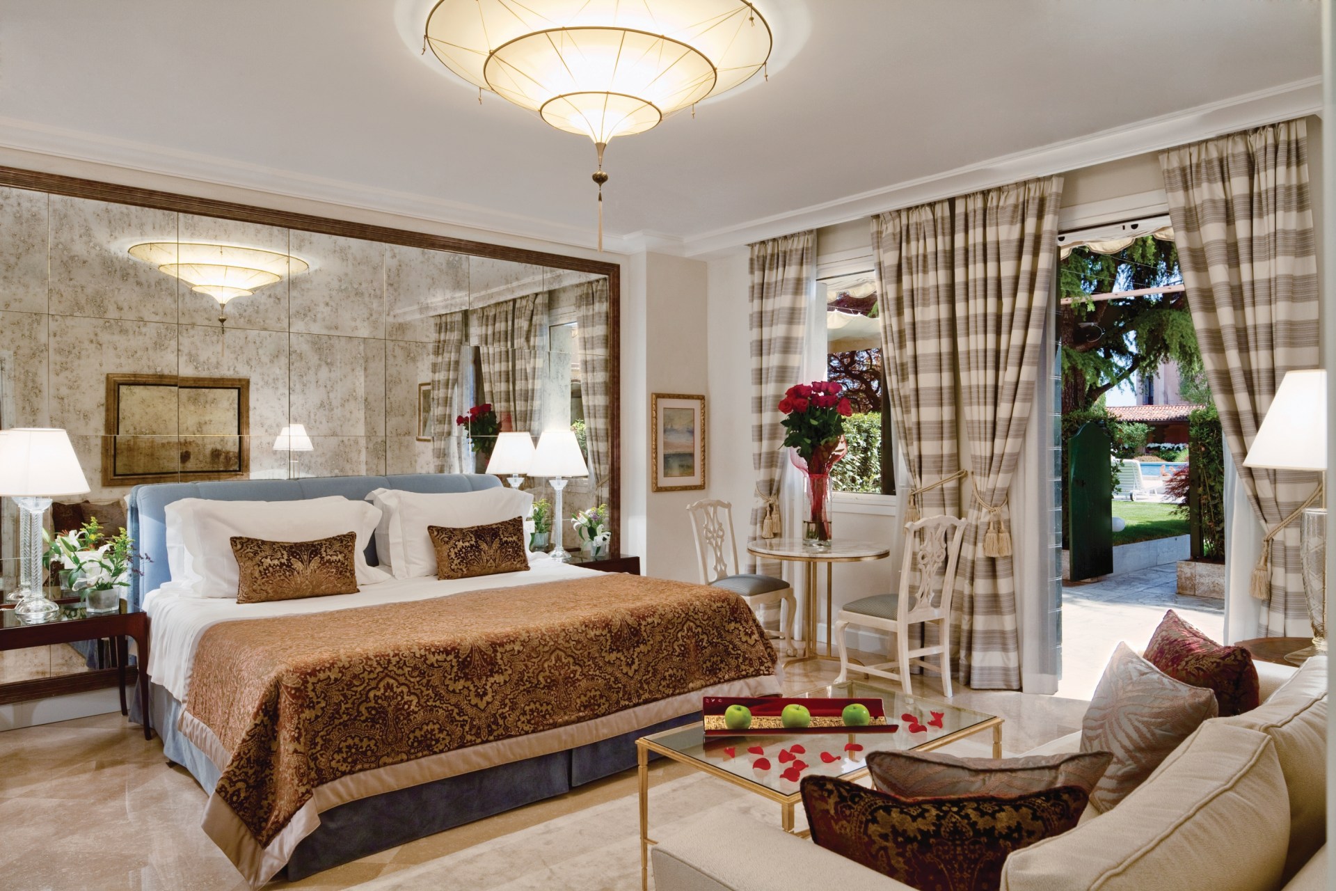 Wohn und Schlafbereich der Junior Suite mit Poolblick