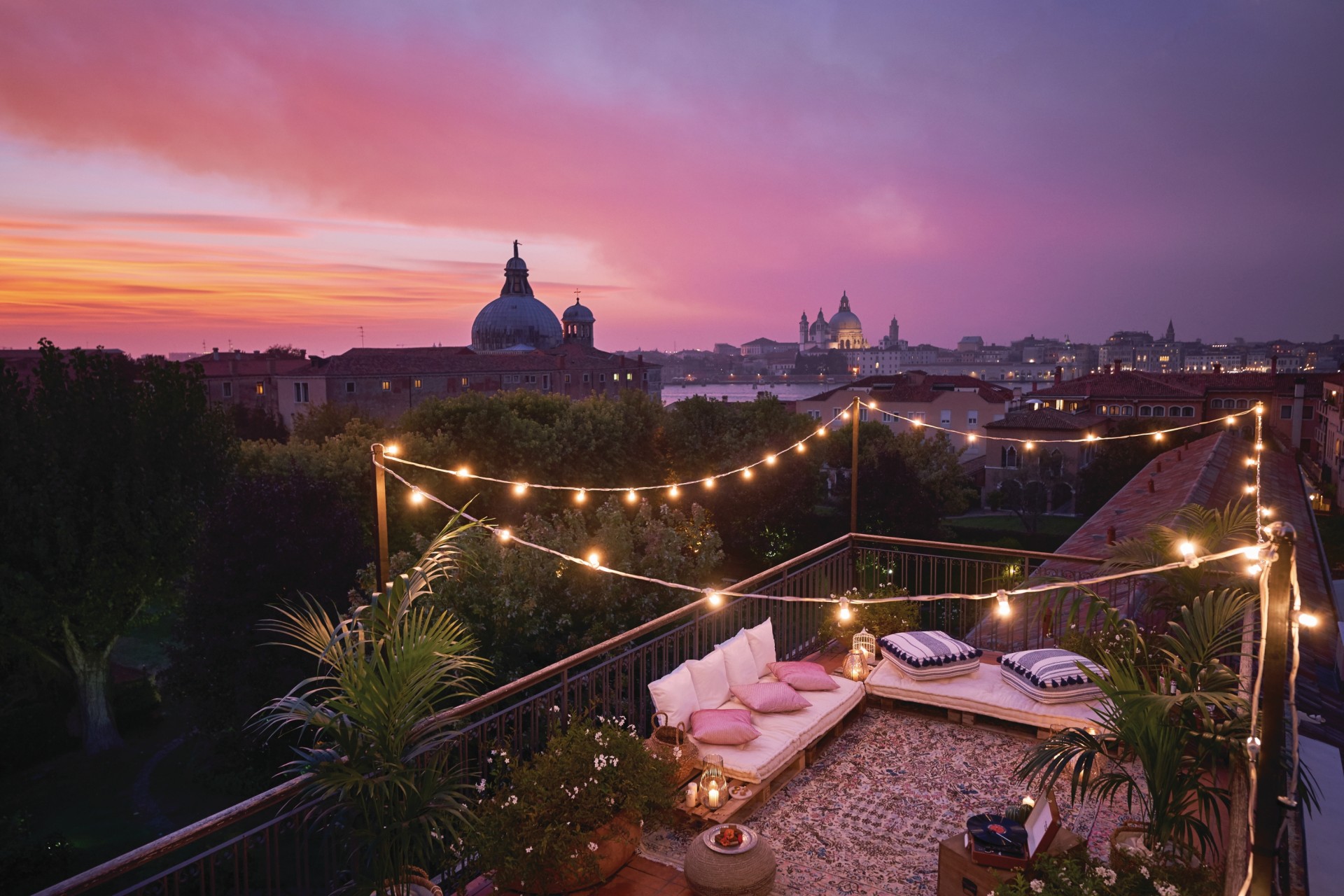 Dachterrasse am Abend mit Aussicht auf die Stadt