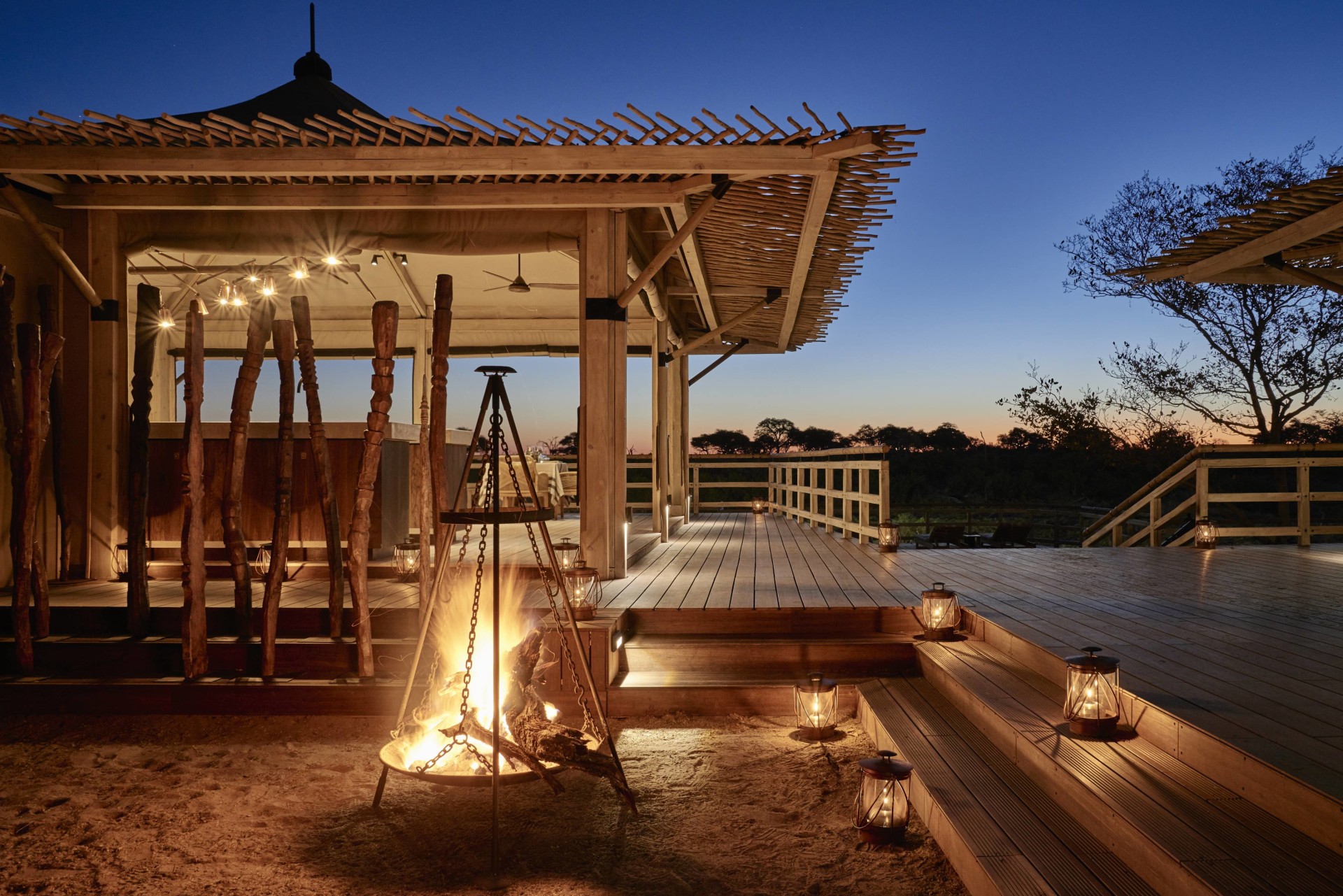 Lagerfeuer am Abend in der Belmond Savute Elephant Lodge