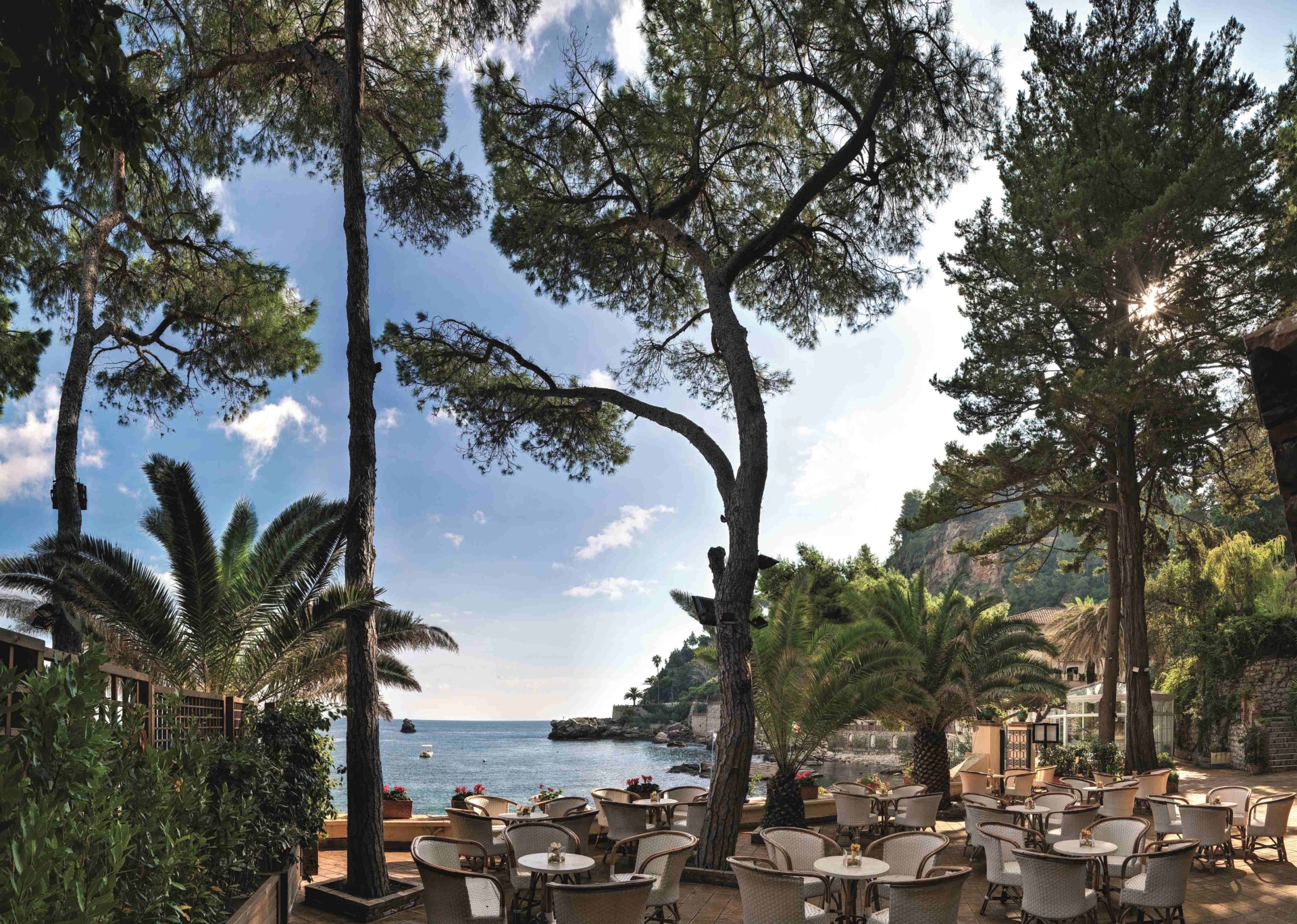 Terrasse des Restaurant mit Blick ins Grüne