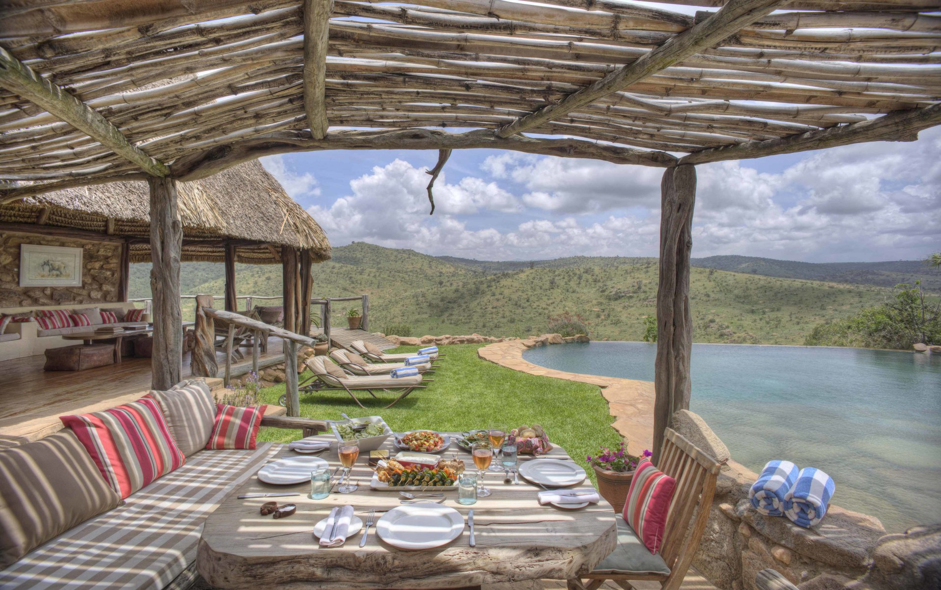 Fruehstueck am Swimmingpool der Borana Lodge