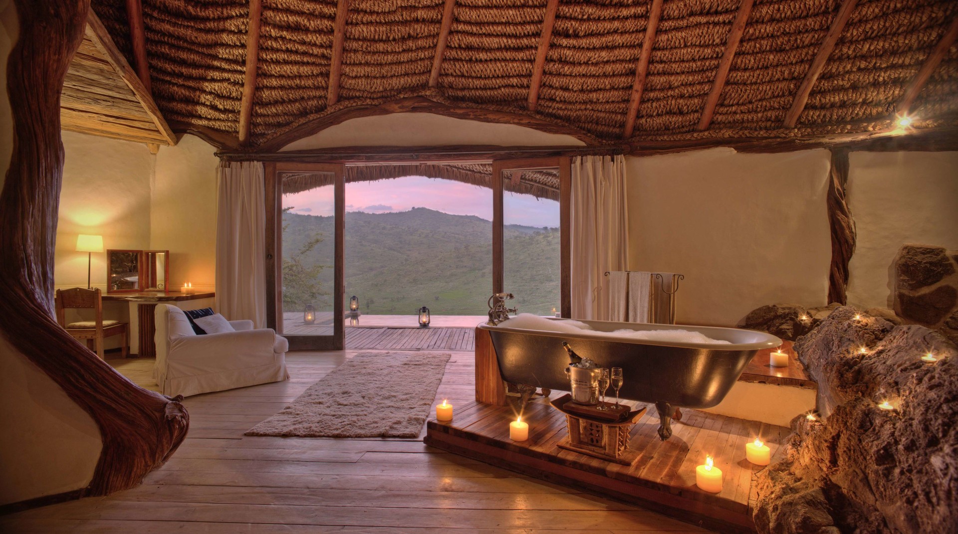 Innenansicht der Suite mit freistehender Badewanne der Borana Lodge