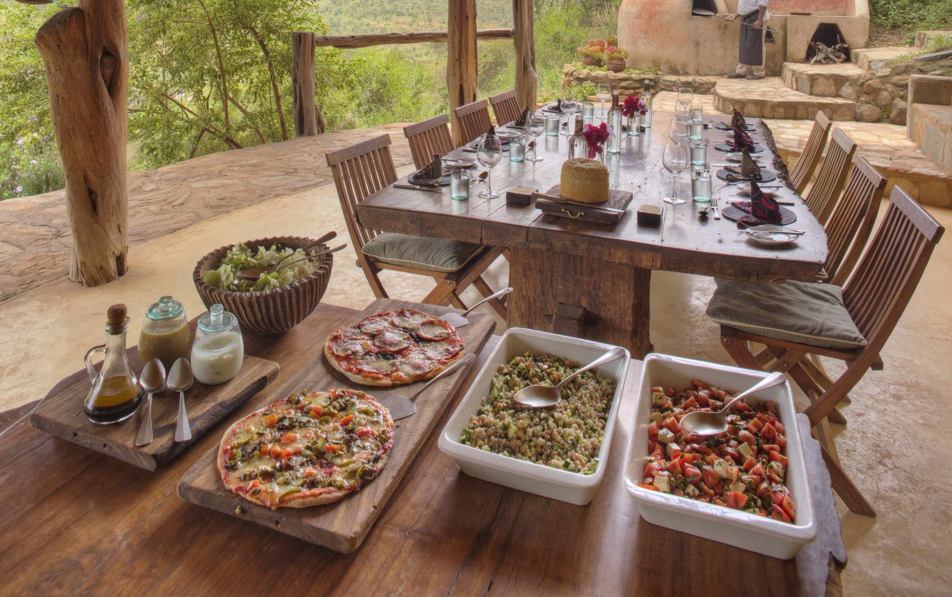 Mittagessen auf der Terrasse der Borana Lodge