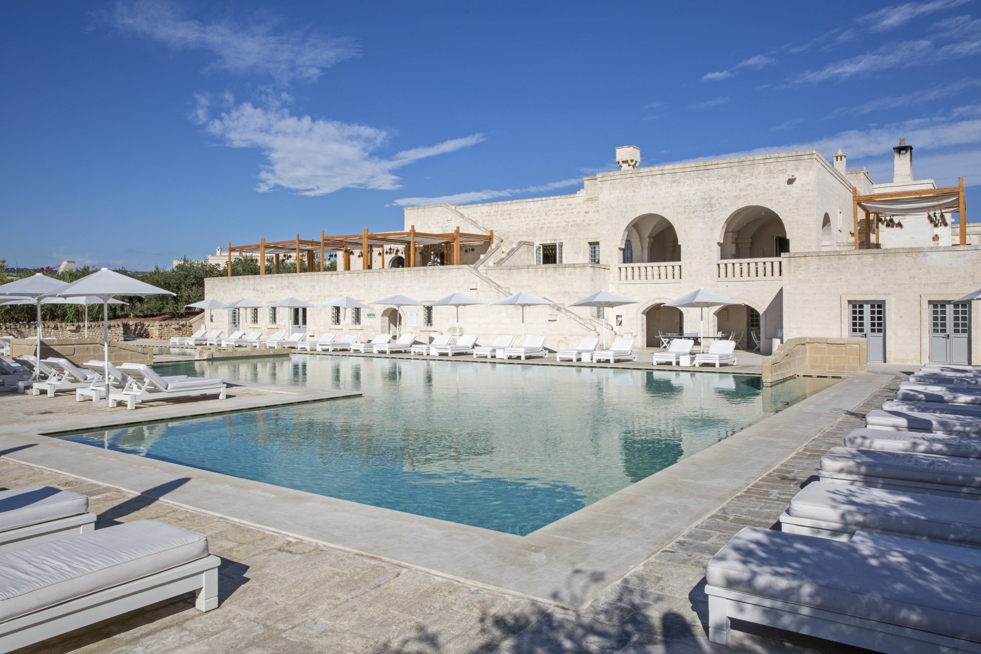 Hotelansicht mit Pool