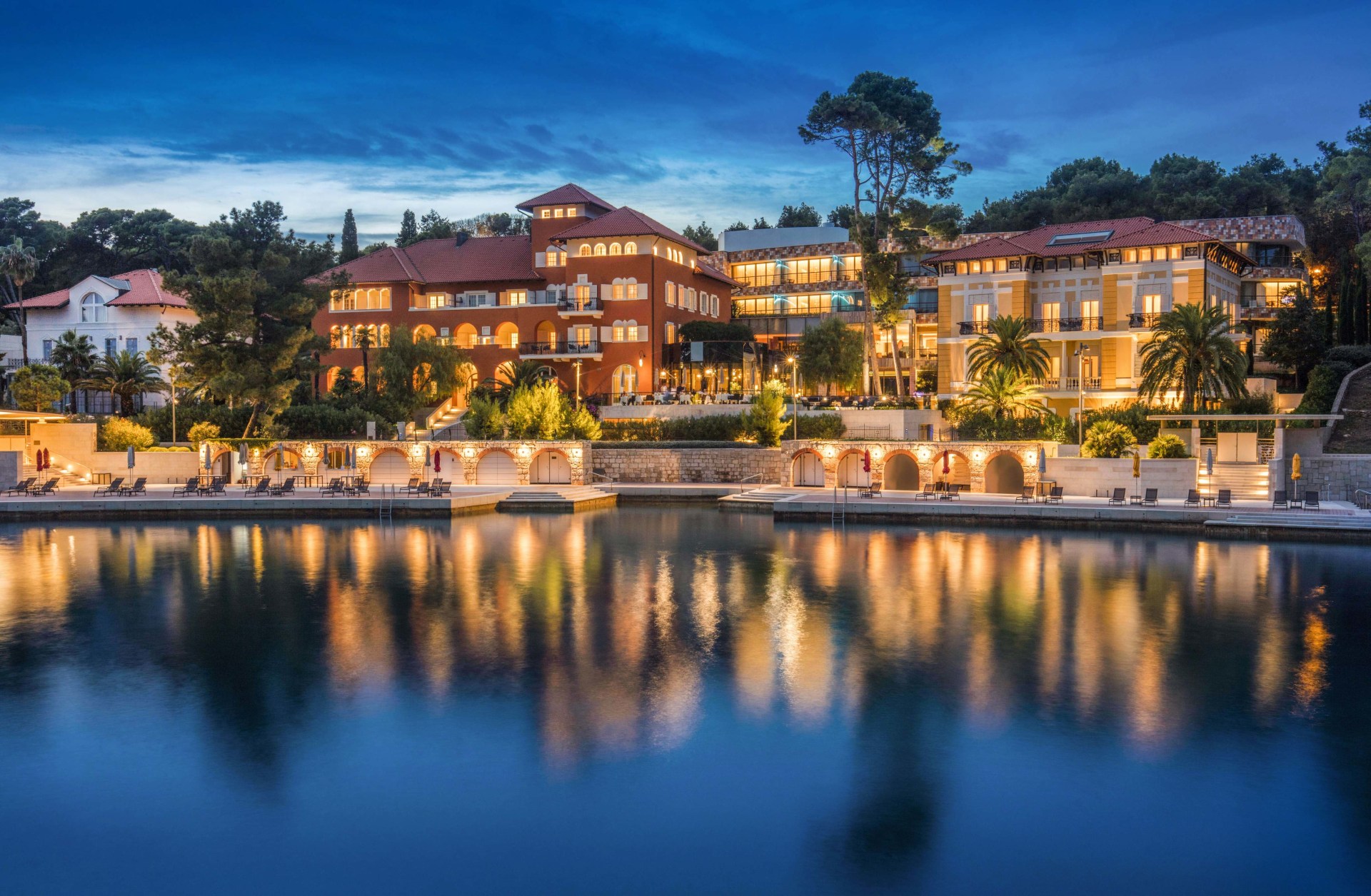 Außenansicht des Hotels am Abend