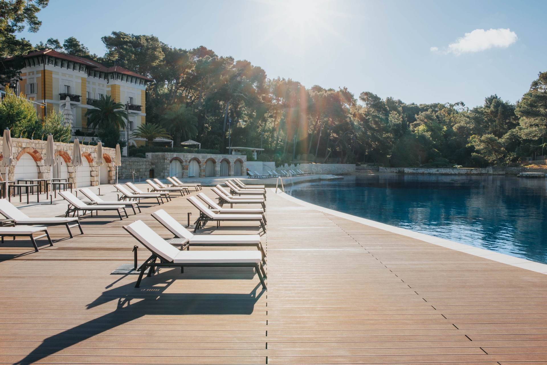 Sonnenterrasse mit Pool