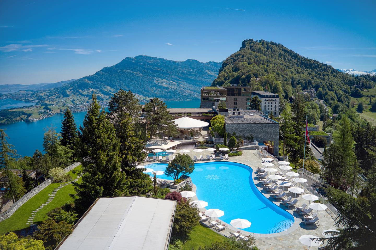 Blick auf den Pool und das Hotel Buergenstock