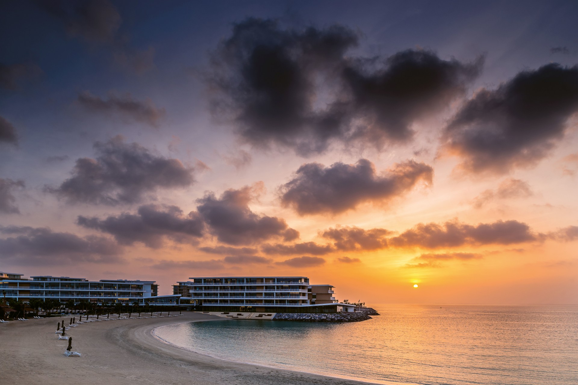 Strand und Aussenansicht des Resorts