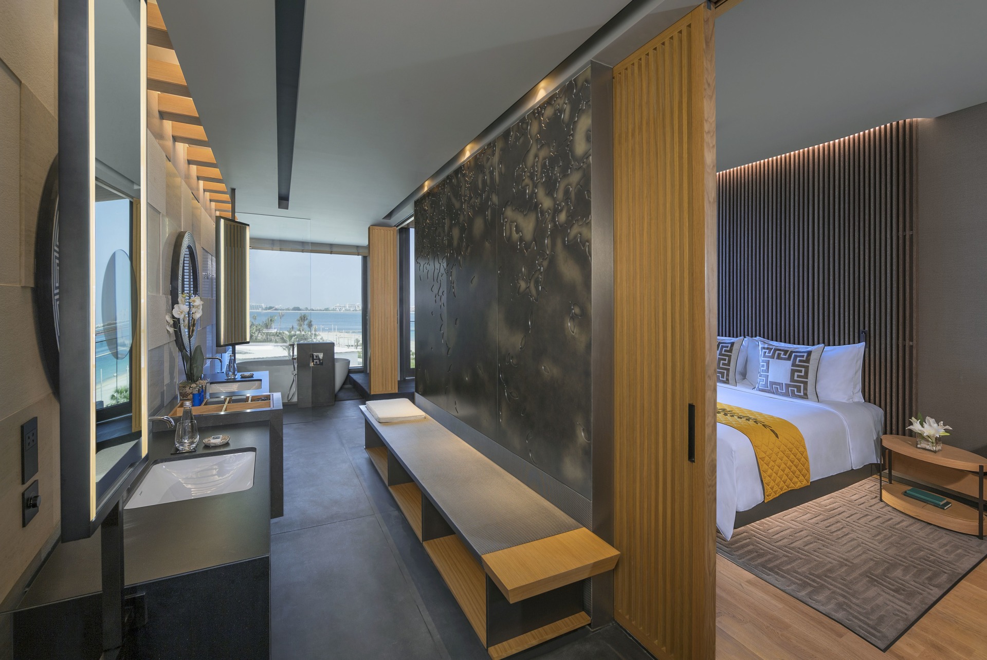 Badezimmer des Deluxe King Zimmer mit Meerblick