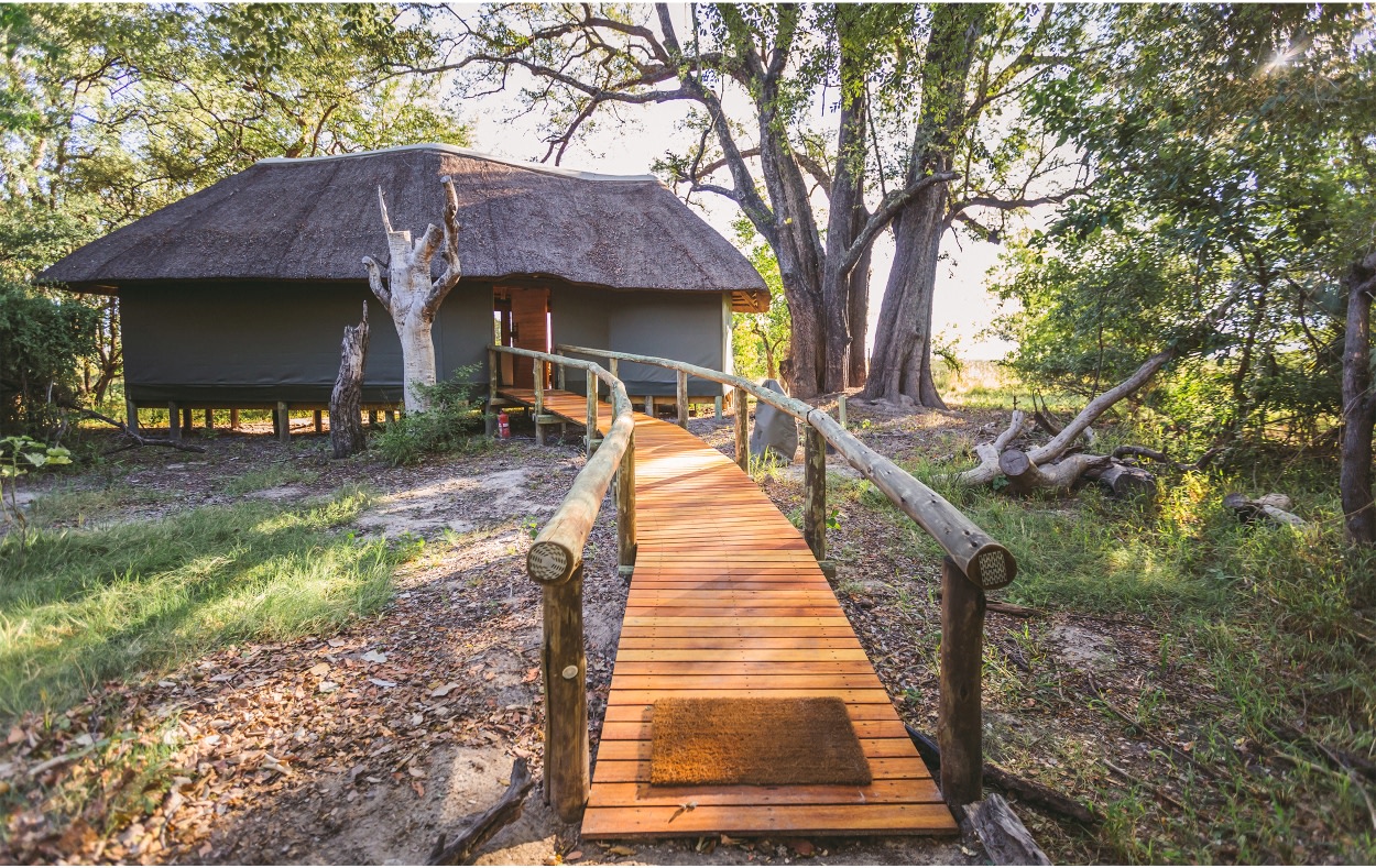 Aussenansicht eines Gaestezelts im Camp Moremi