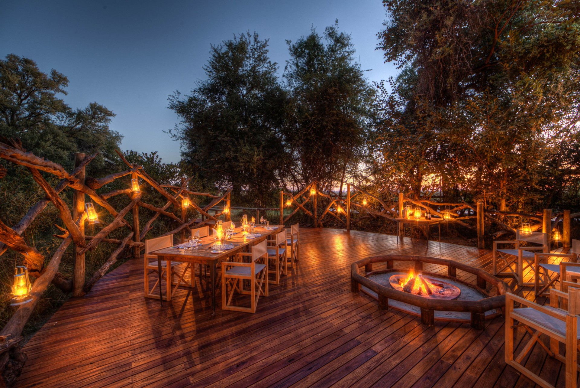 Romantisches Abendessen mit Lagerfeuer im Camp Moremi