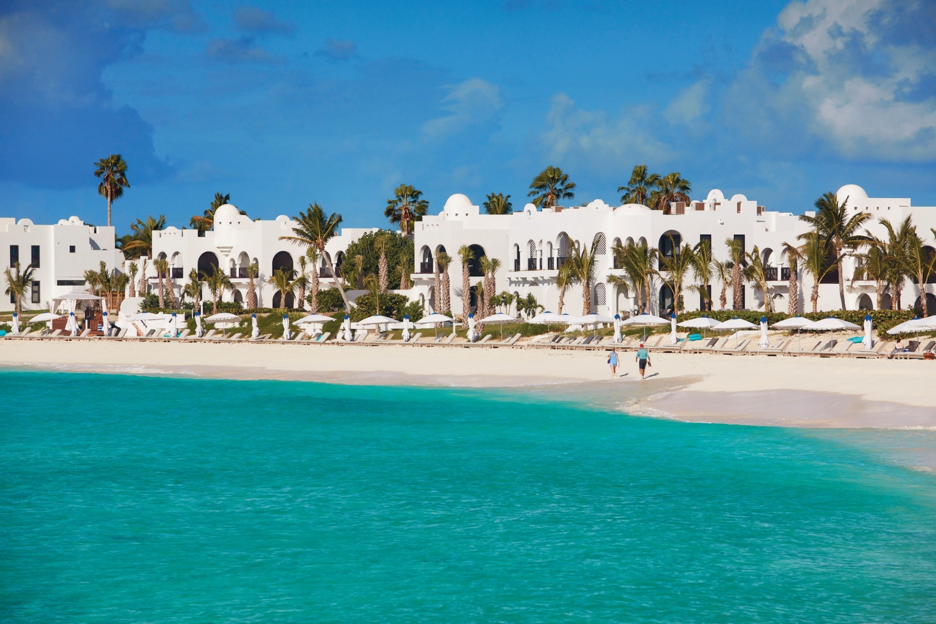 Strand und Außenfassade vom Belmond Cap Juluca