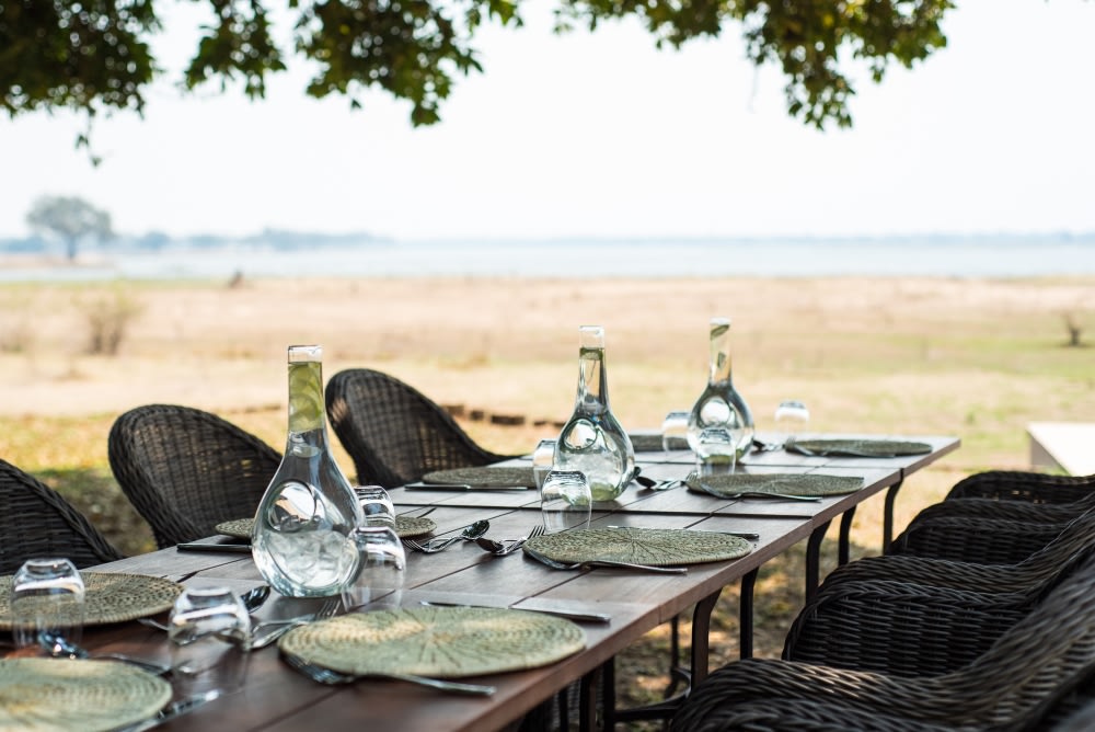 Abendessen auf der Terrasse des Chikwenya Camp