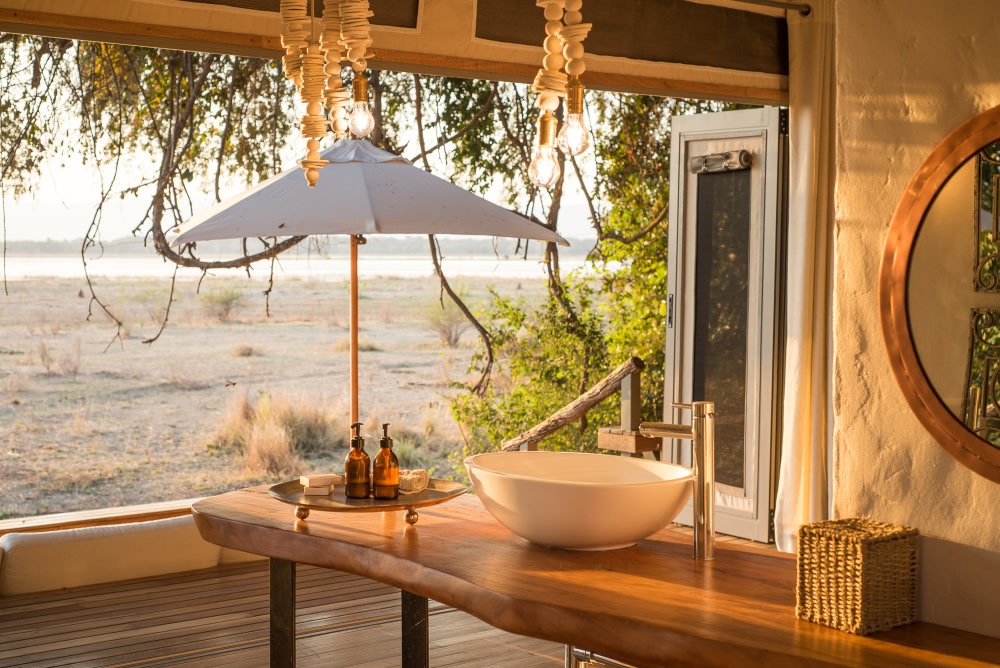 Badezimmer mit Ausblick im Chikwenya Camp