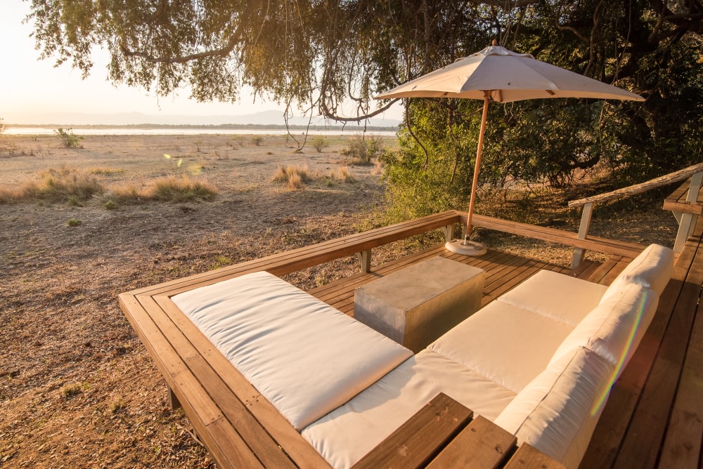 Veranda eines Gaestezelts im Chikwenya Camp