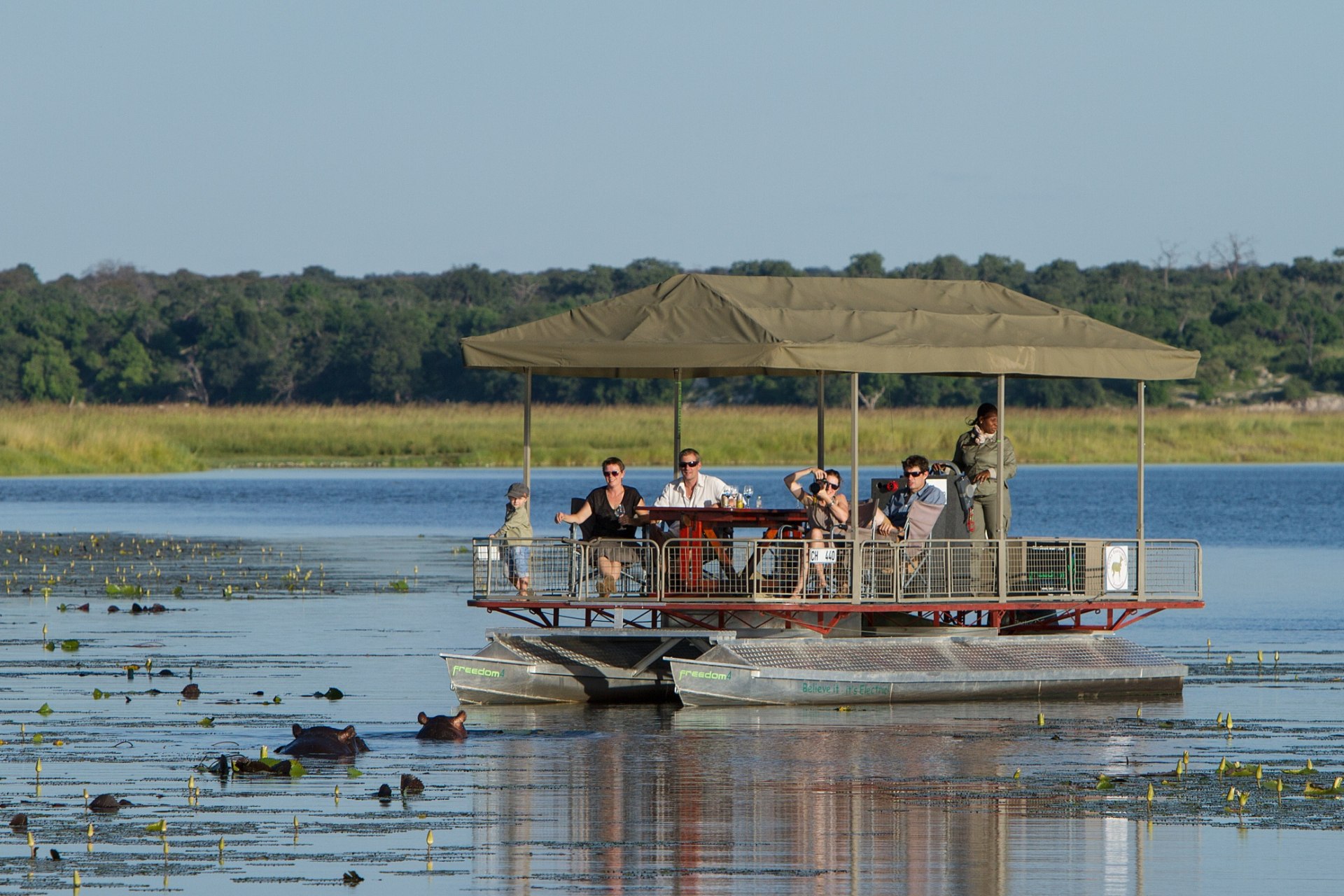 Boot Safari auf dem Chobe Fluss nahe der Chobe Game Lodge