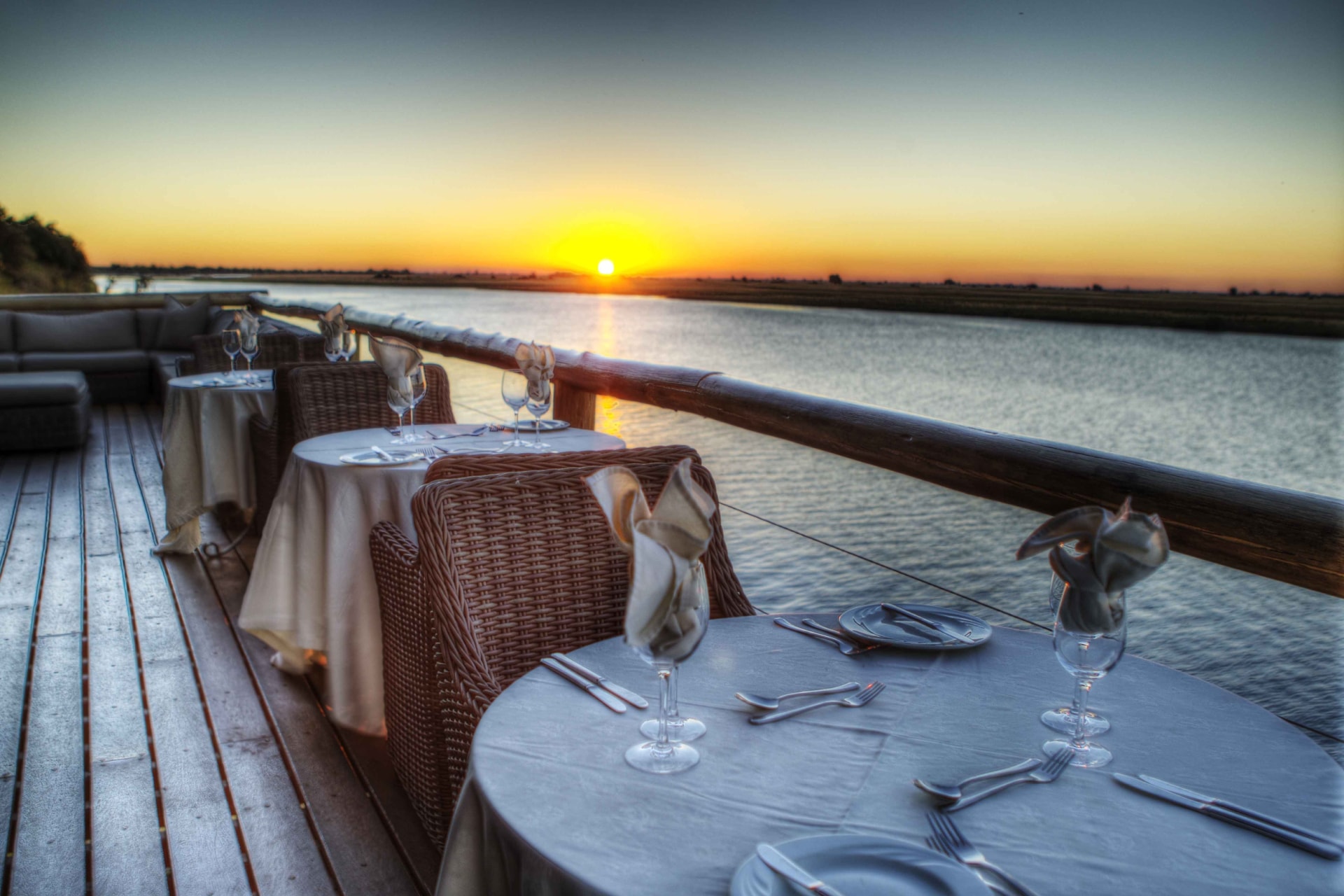 Abendessen bei Sonnenuntergang in der Chobe Game Lodge