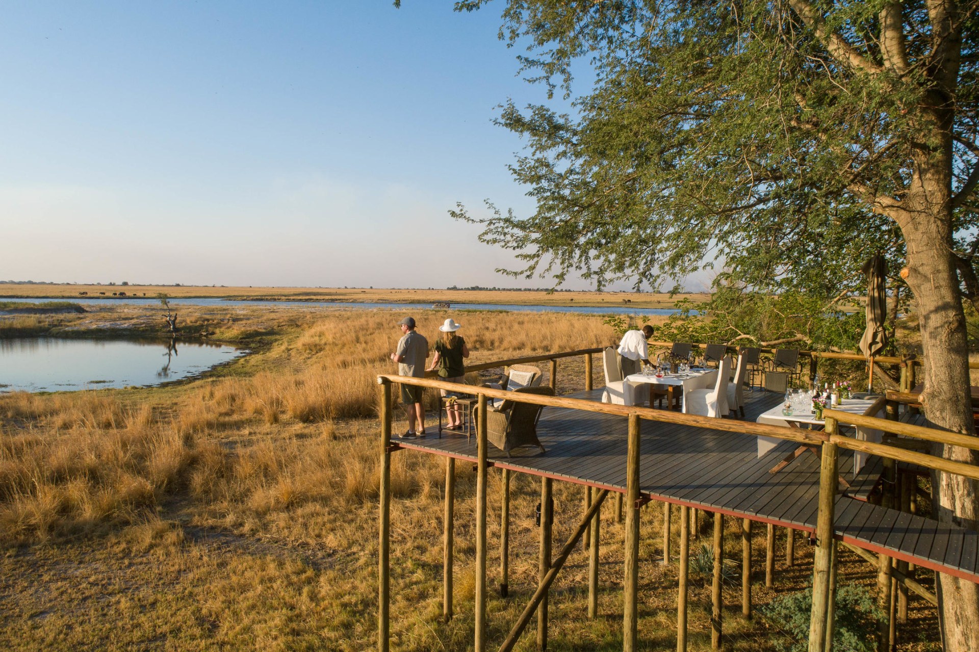 Essen auf dem Aussichtsdeck der Chobe Savanna Lodge