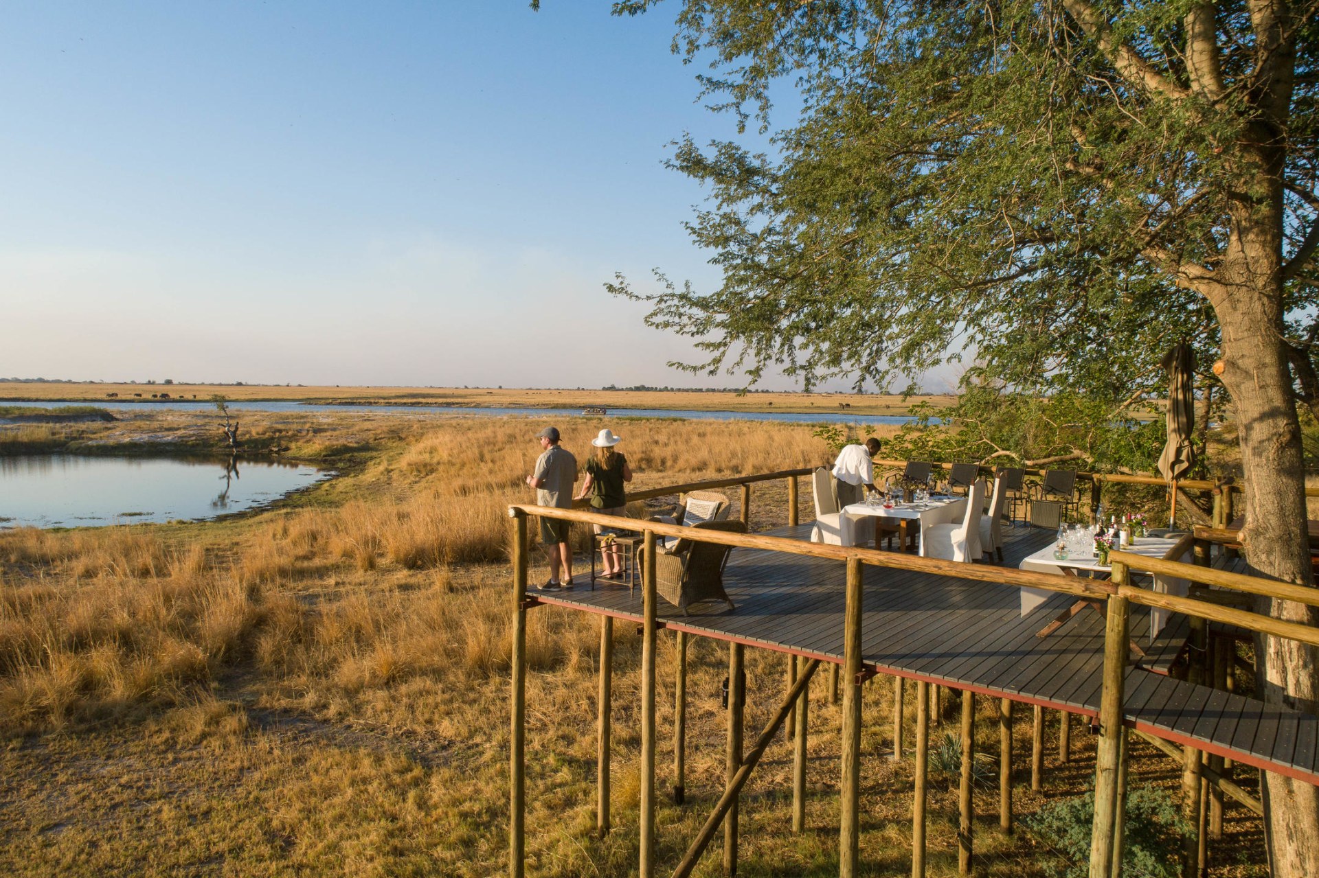 Essen auf dem Aussichtsdeck der Chobe Savanna Lodge