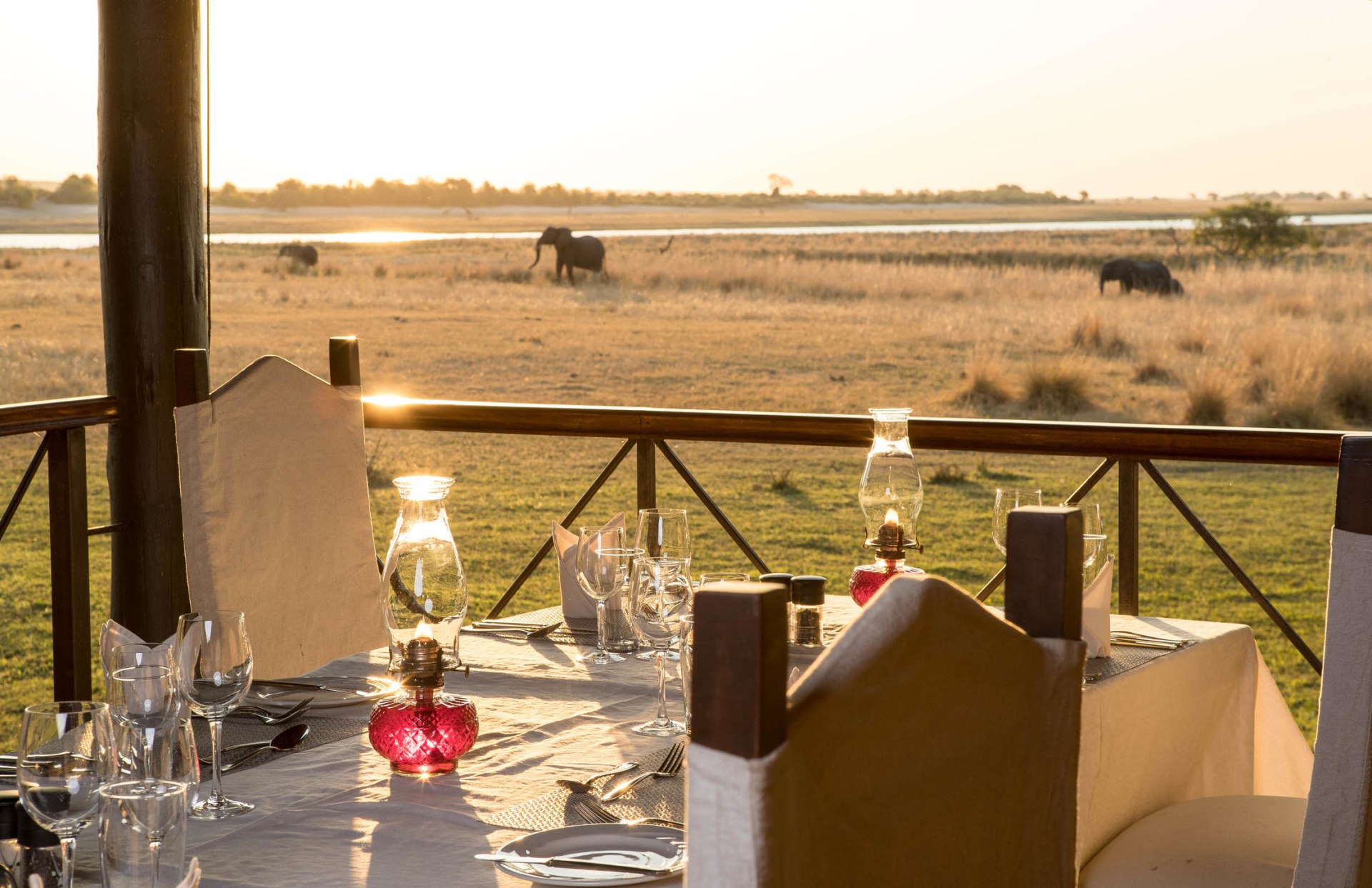 Essbereich mit Blick auf die Elefanten in der Chobe Savanna Lodge