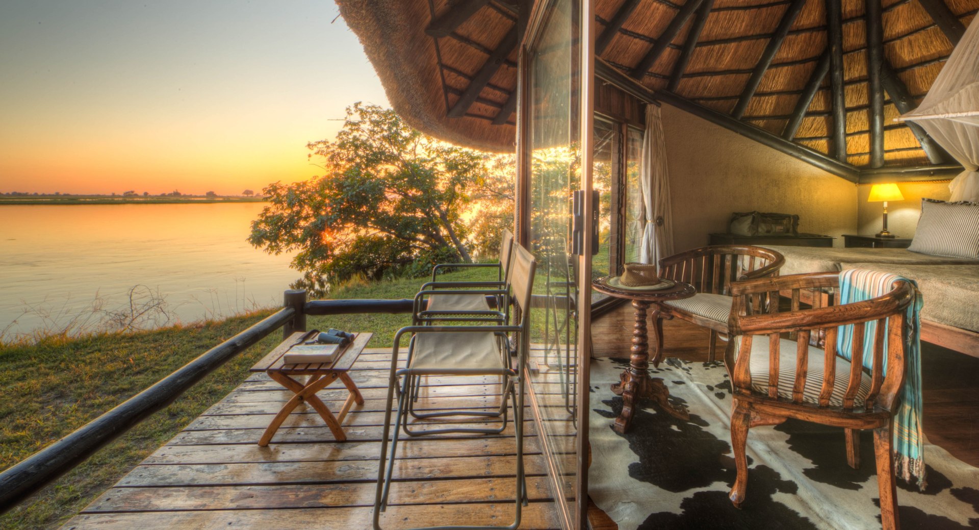 Terrasse eines Gaestezimmers der Chobe Savanna Lodge