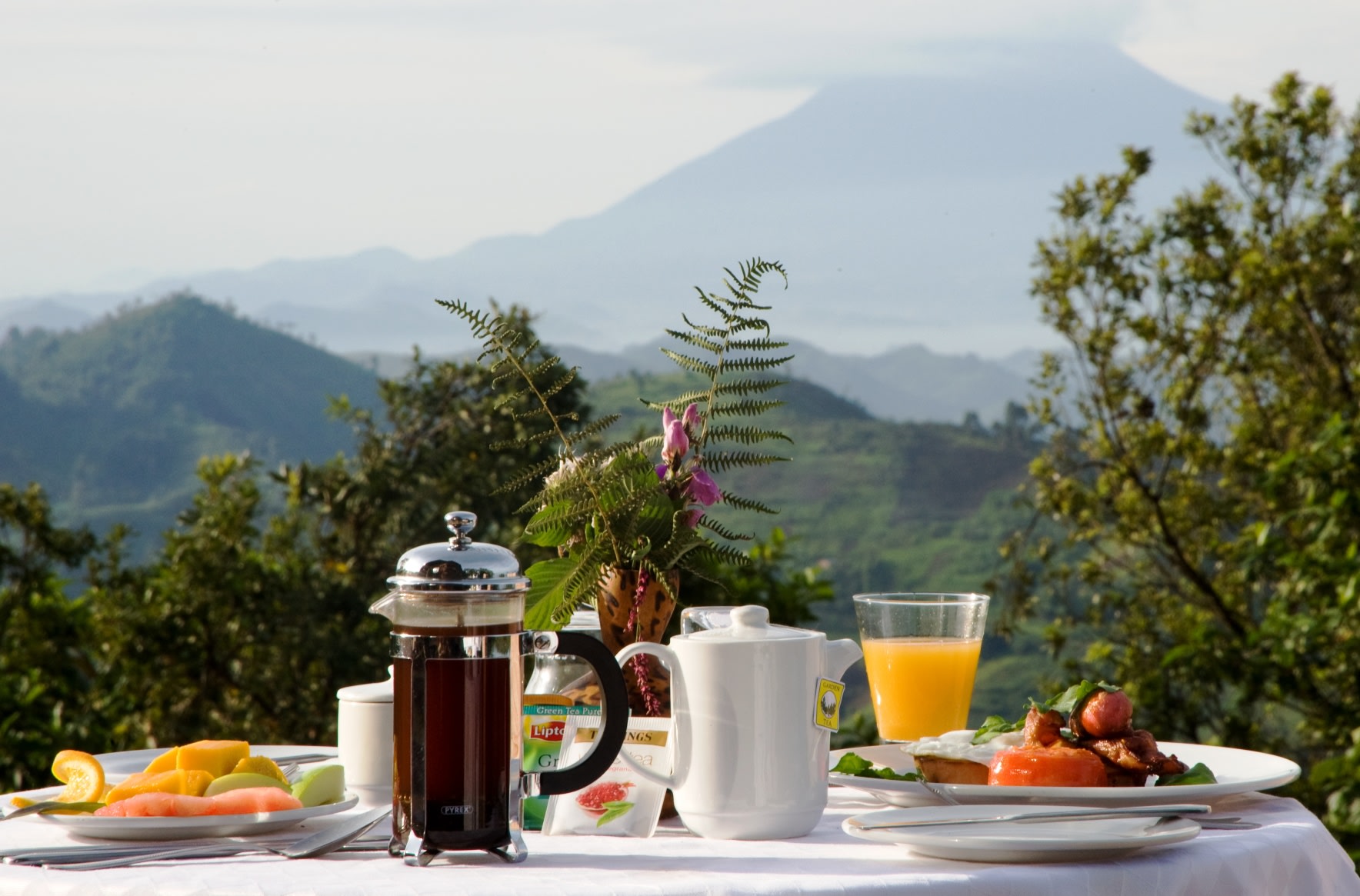 Fruehstueck mit Aussicht in der Clouds Mountain Gorilla Lodge