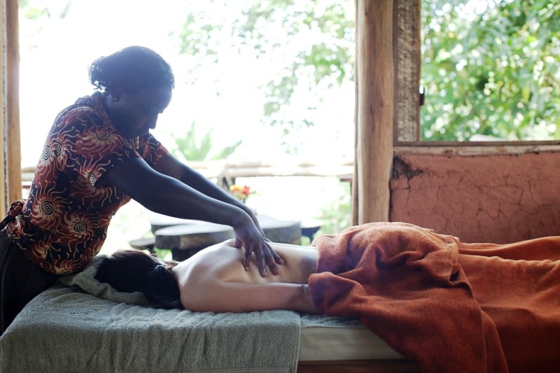 Massage in der Clouds Mountain Gorilla Lodge