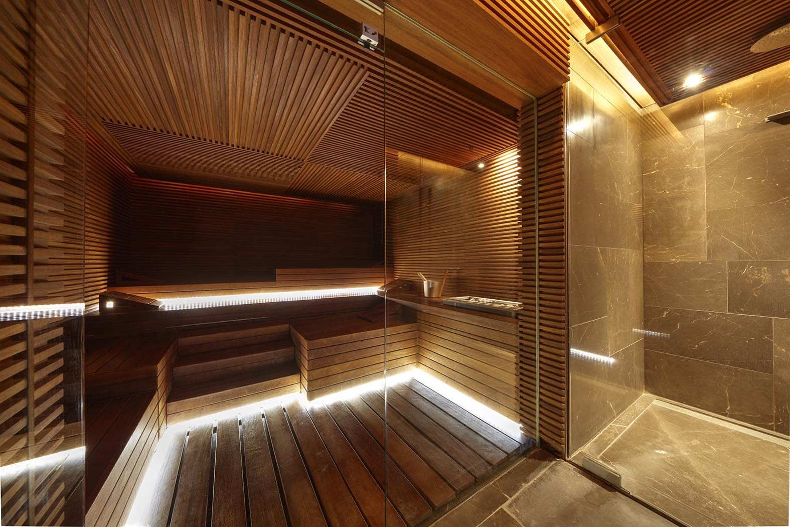 Innenansicht des Spabereichees mit Sauna