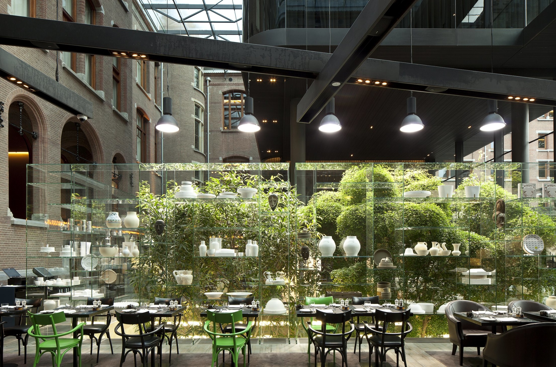 Interior von der Brasserie des Conservatorium Hotels