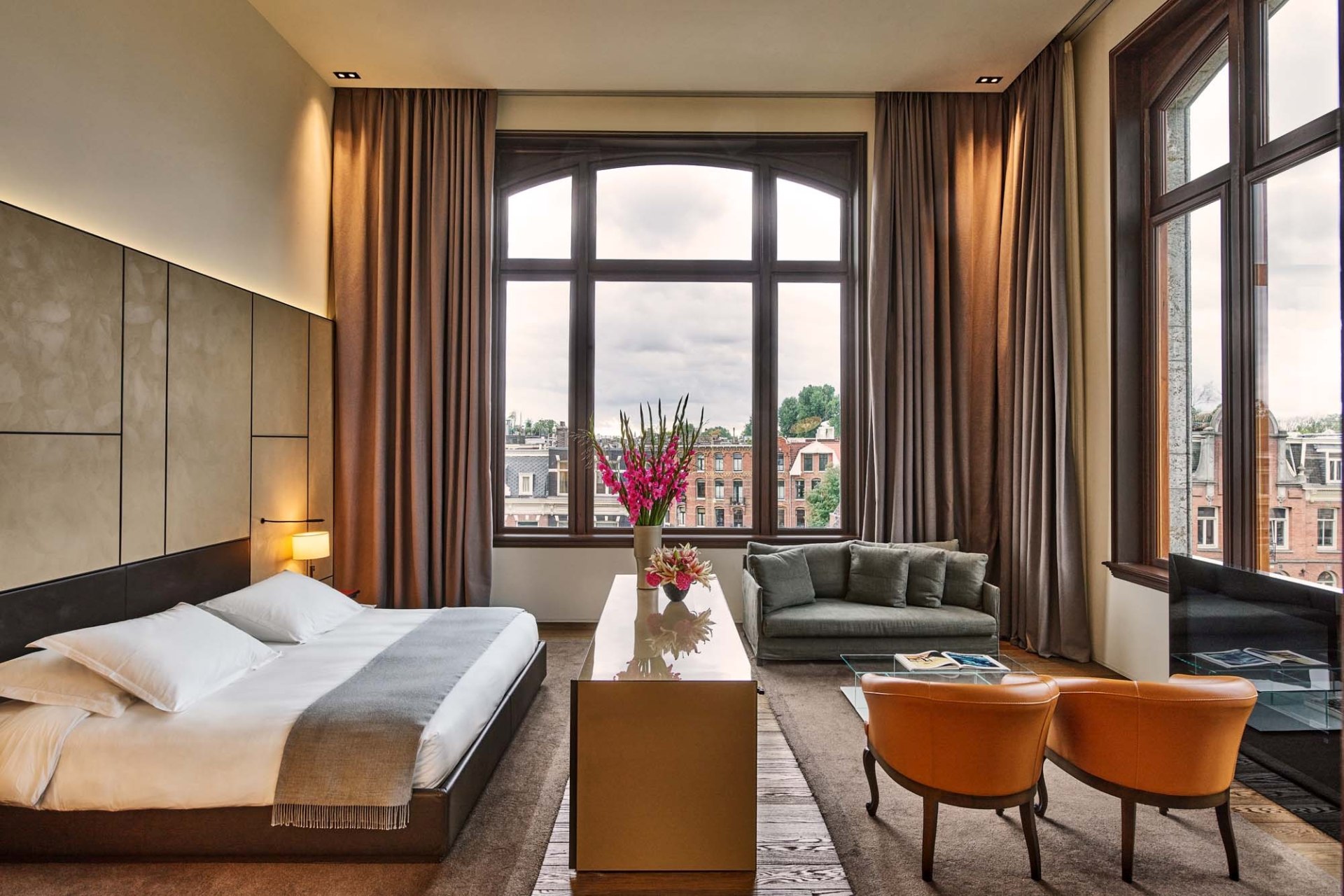 Innenansicht des Schlafbereiches der Van Baerle Suite des Conservatorium Hotels