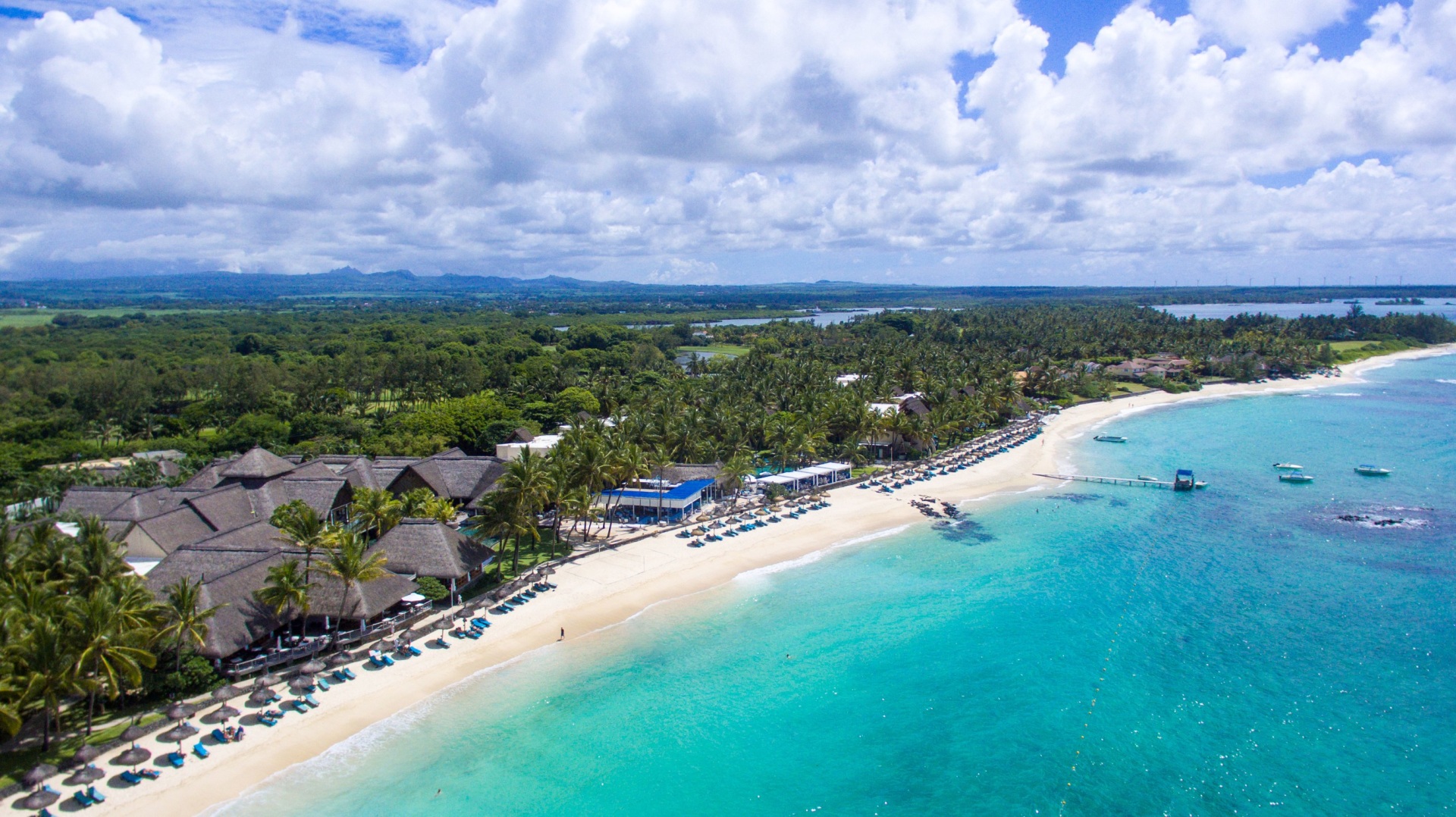 Luftaufnahme der Hotelanlage mit Strand