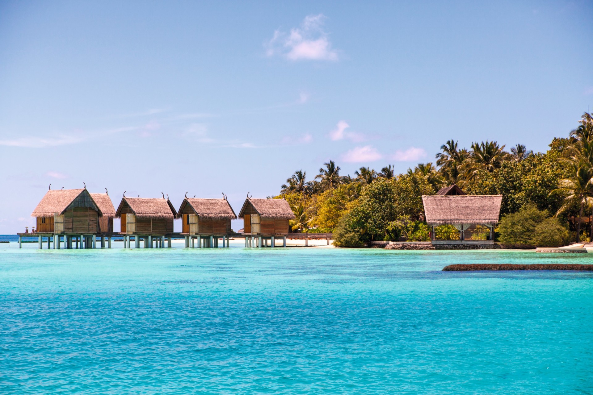 Aussenansicht der Wasser Villen im Constance Moofushi Maldives