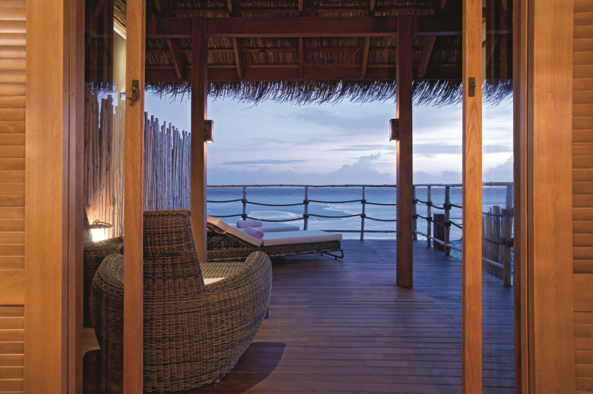 Terrasse einer Wasser Villa im Constance Moofushi Maldives