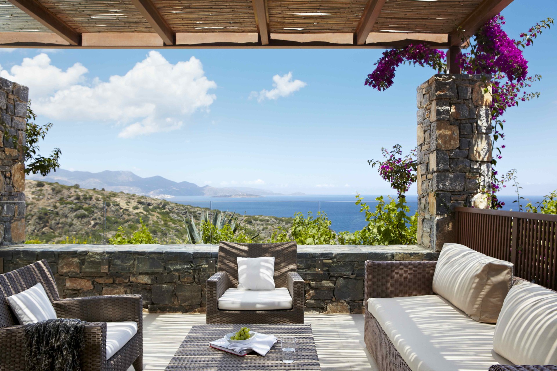 Außenansicht der Terrasse des Deluxe Zimmers mit Meerblick