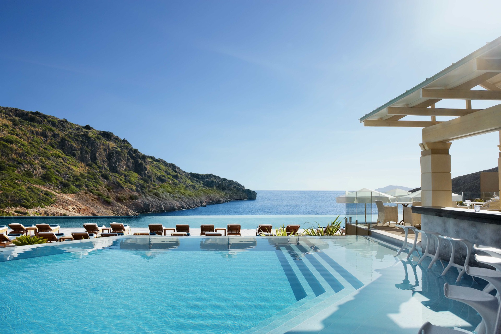 Pool mit Blick auf das Meer vom Daios Cove Luxury Resort and Villas