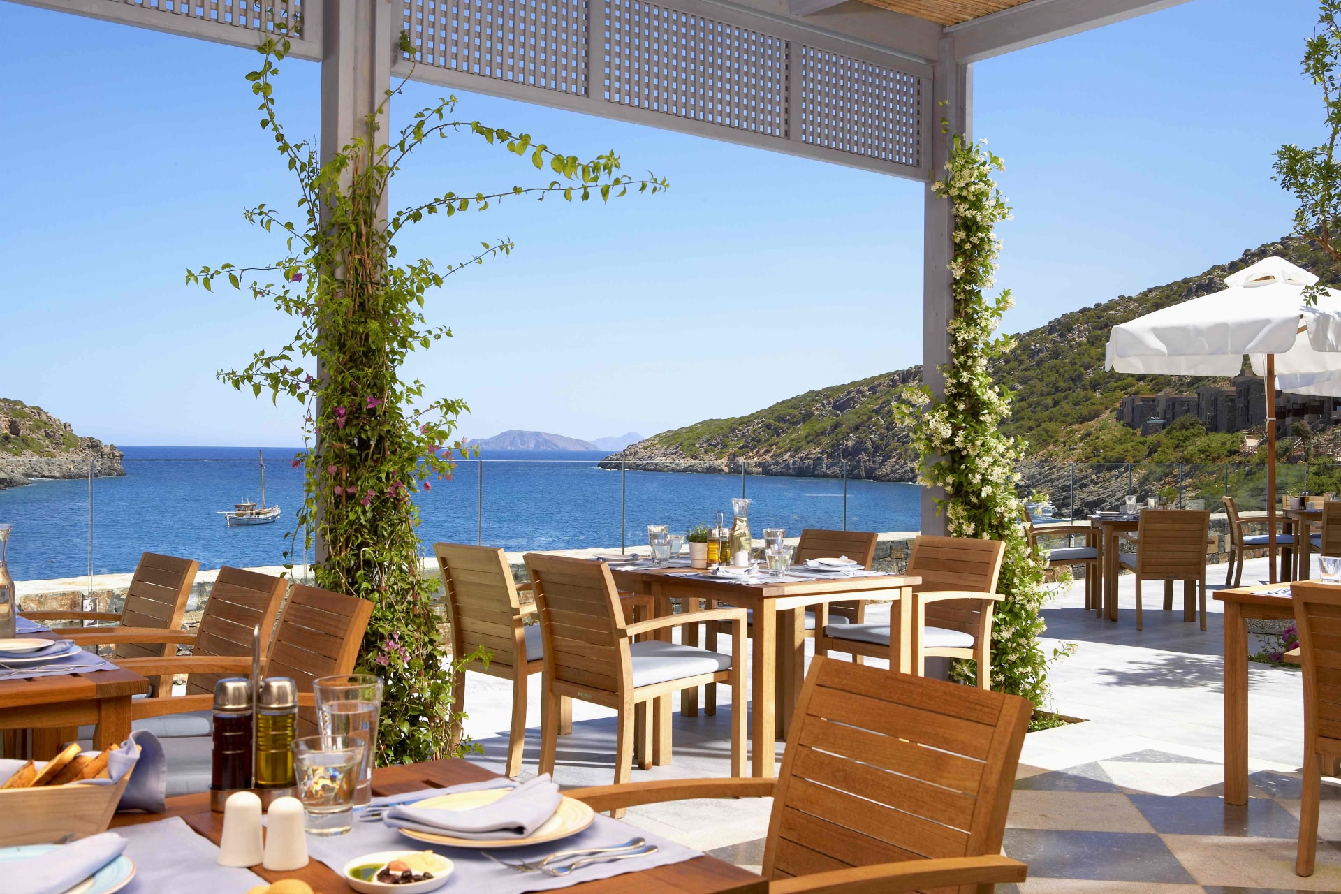 Außenansicht der Terrasse des Taverna Restuarants mit Meerblick