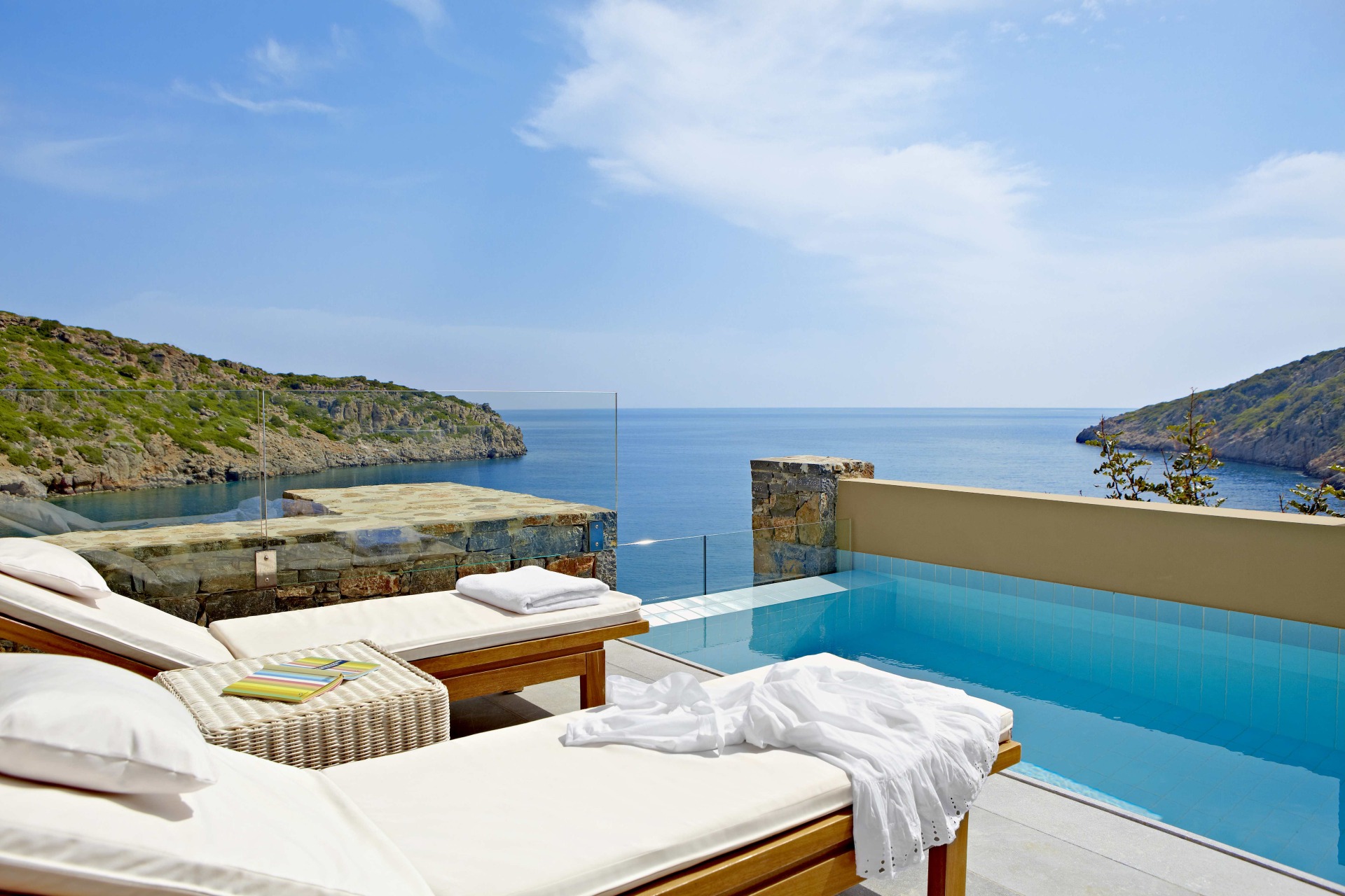 Terrasse mit Pool und Meerblick der Waterfront One Bedroom Villa