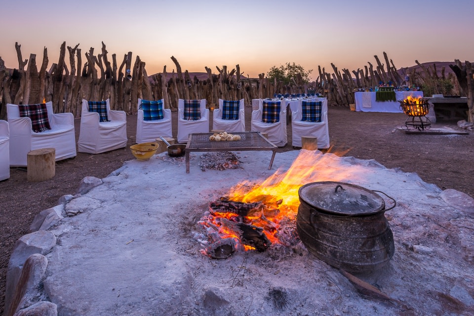 Sundowner mit Lagerfeuer im Damaraland Camp