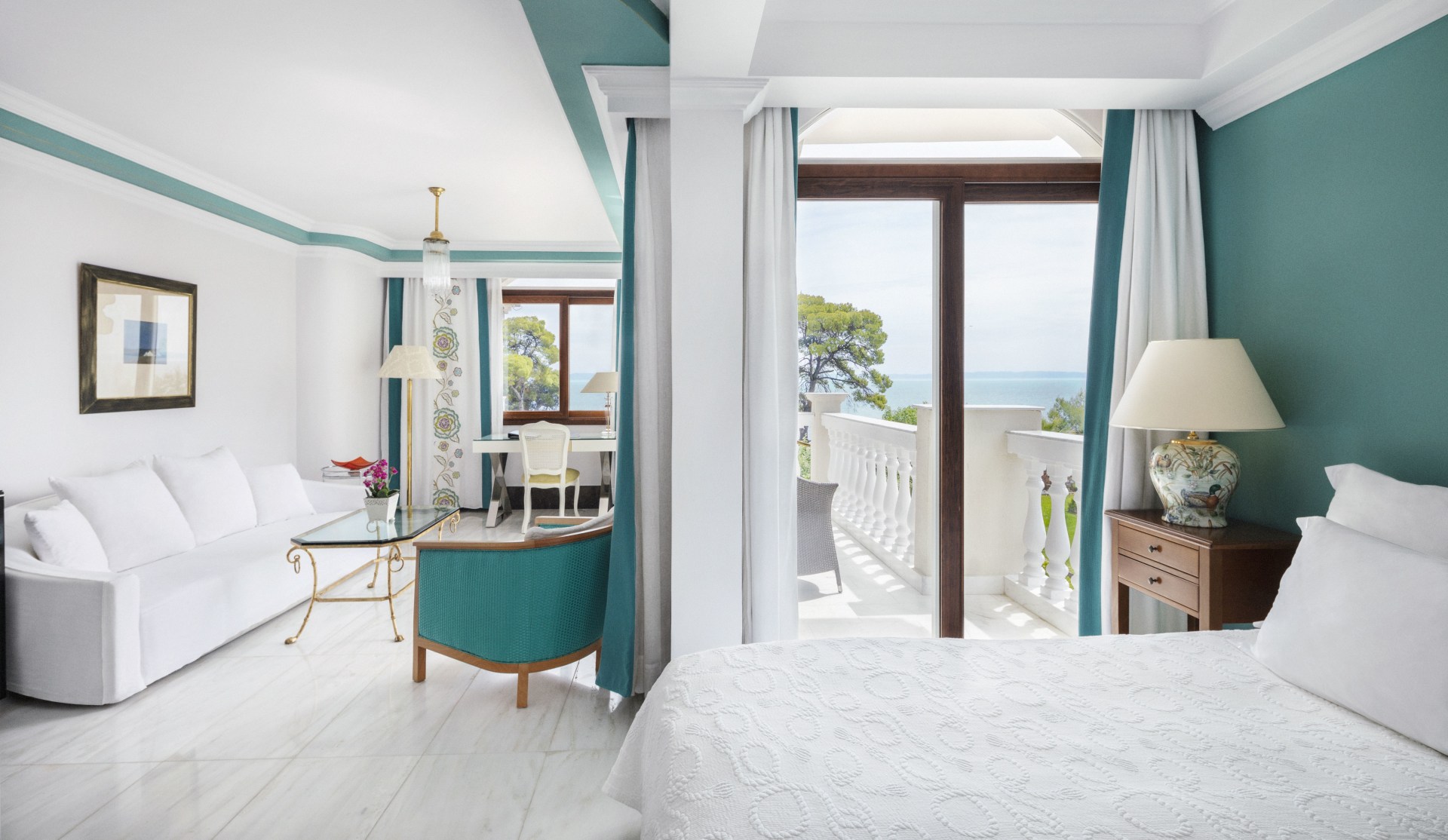 Innenansicht des Schlafbereichs der Deluxe Junior Suite des Danai Beach Resorts