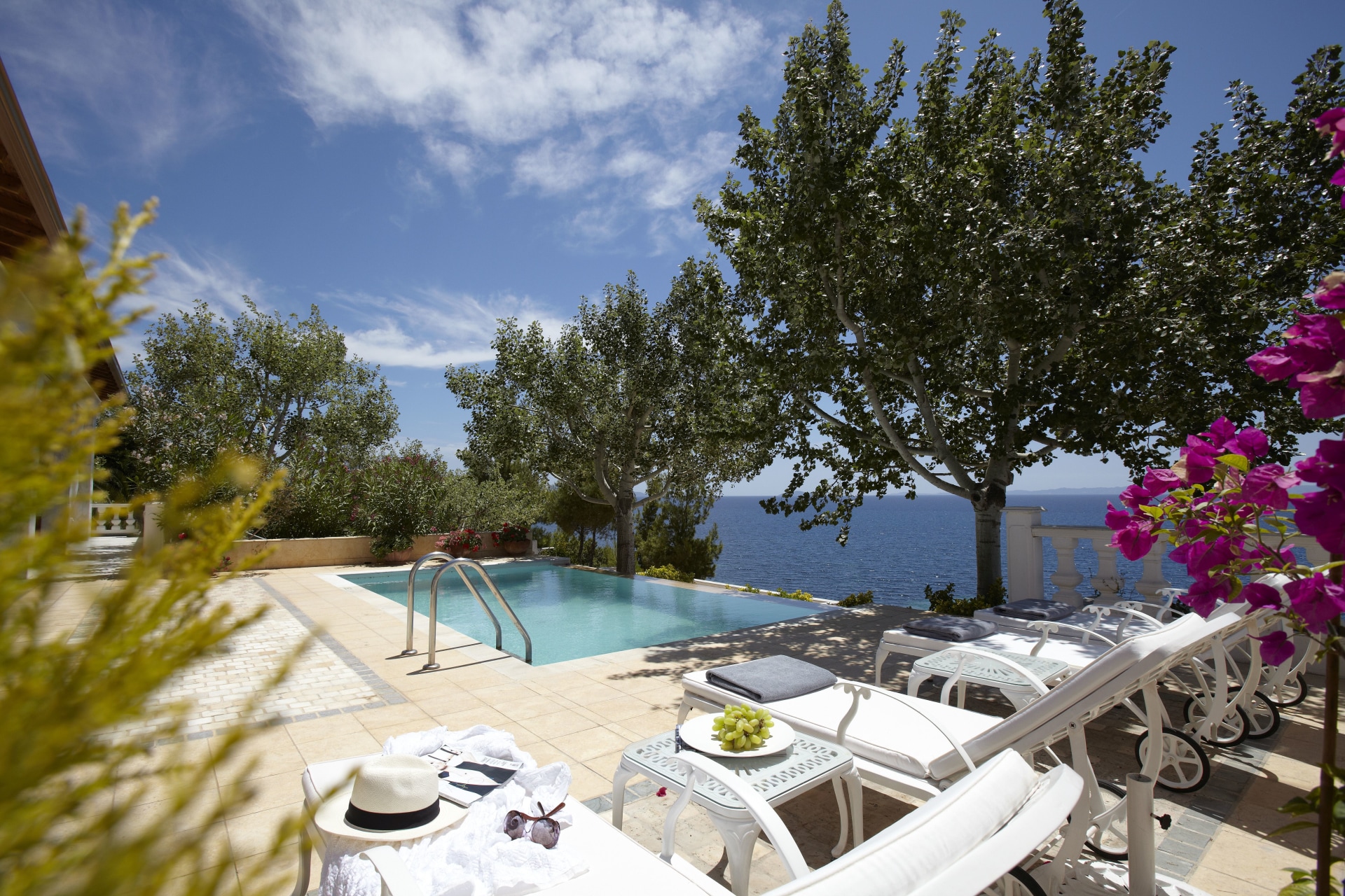 Terrasse mit pool und Meerblick der White Villa des Danai Beach Resorts