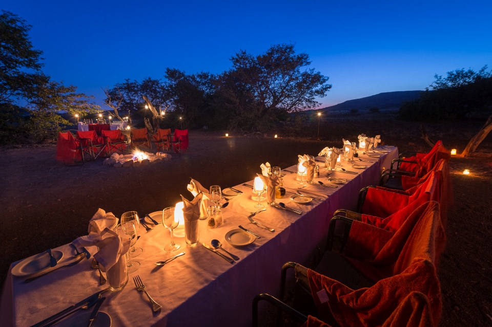 Abendessen unter freiem Himmel im Desert Rhino Camp