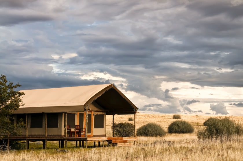 Exterior eines Gaestezelts im Desert Rhino Camp