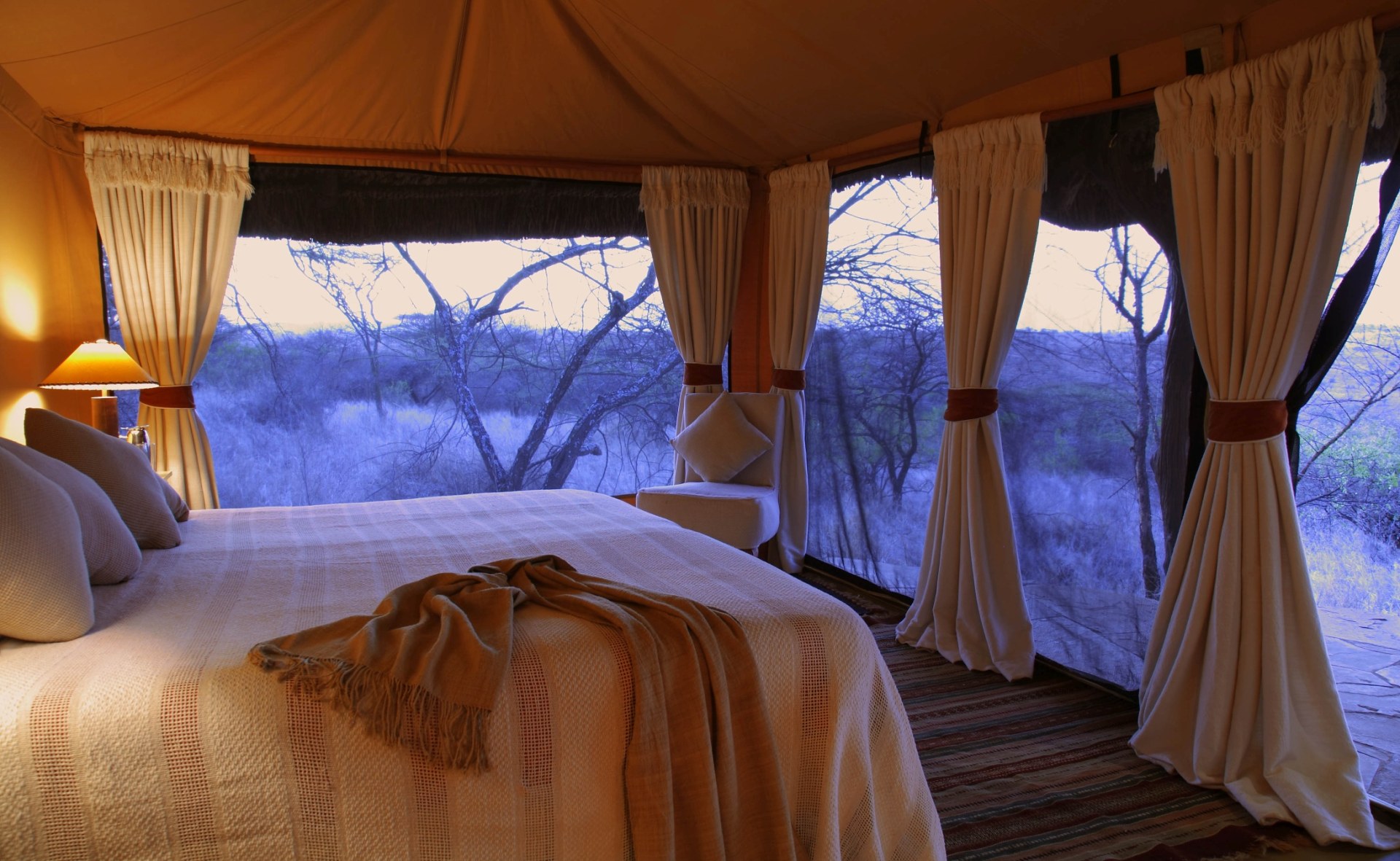 Schlafzimmer eines Gaestezelts im Lewa Safari Camp