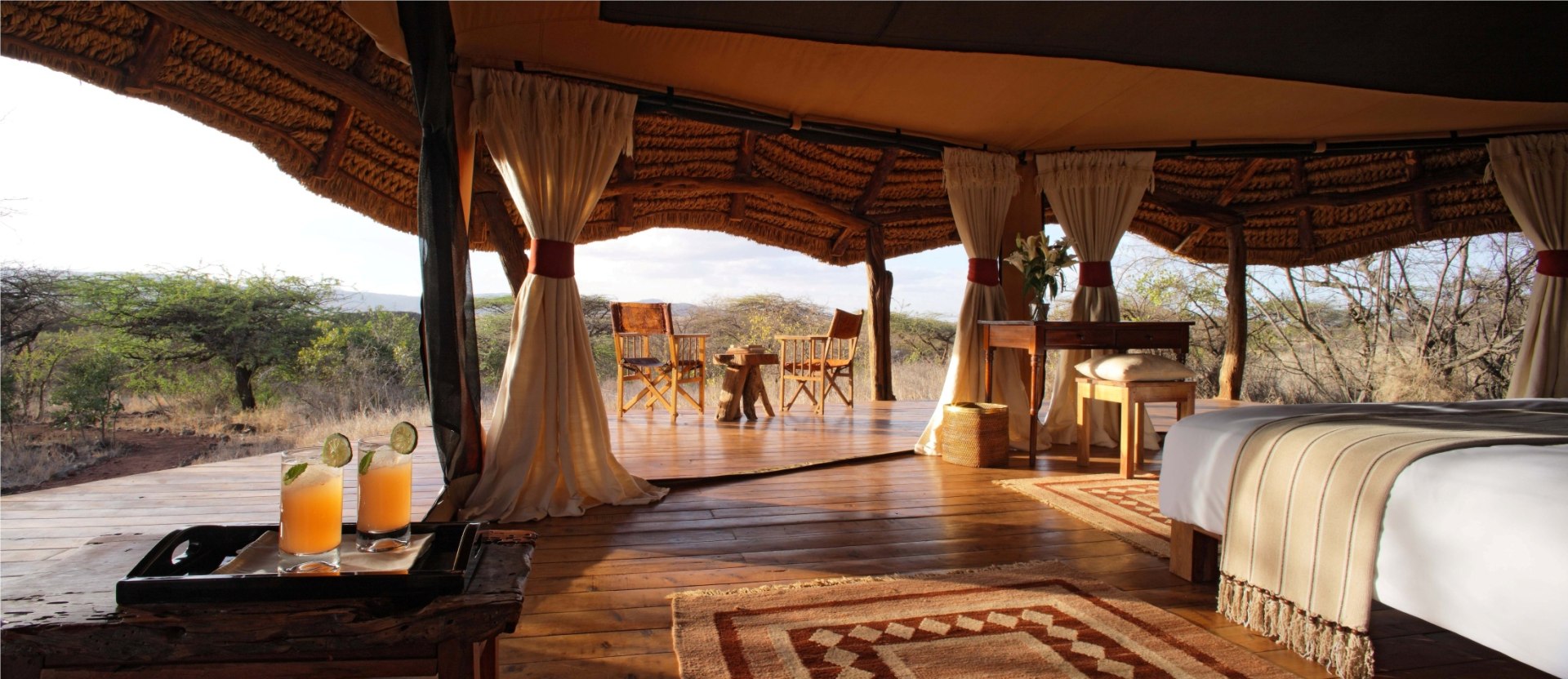 Innenansicht eines Gaestezelts im Lewa Safari Camp