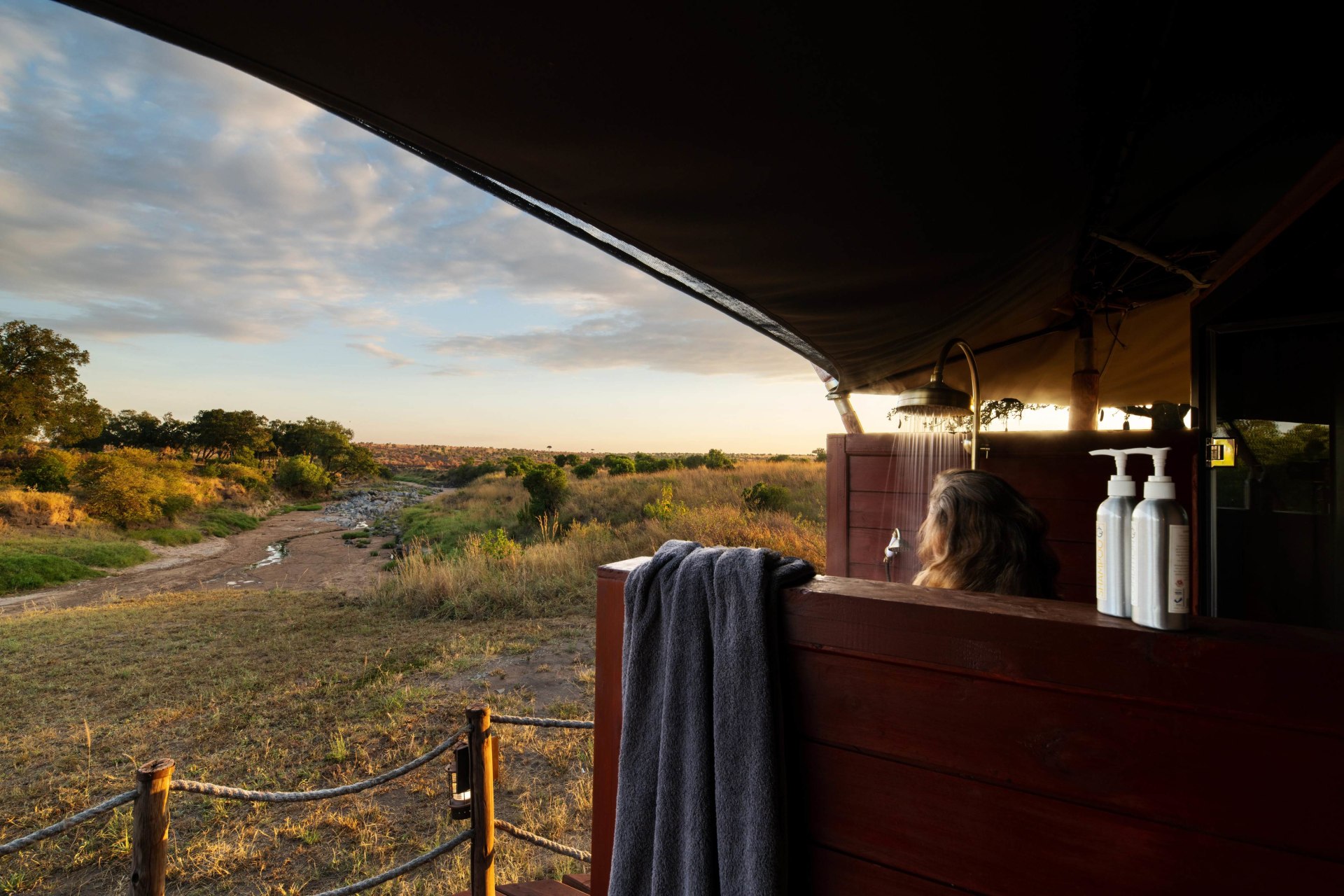 Dusche im Freien im Sand River Masai Mara