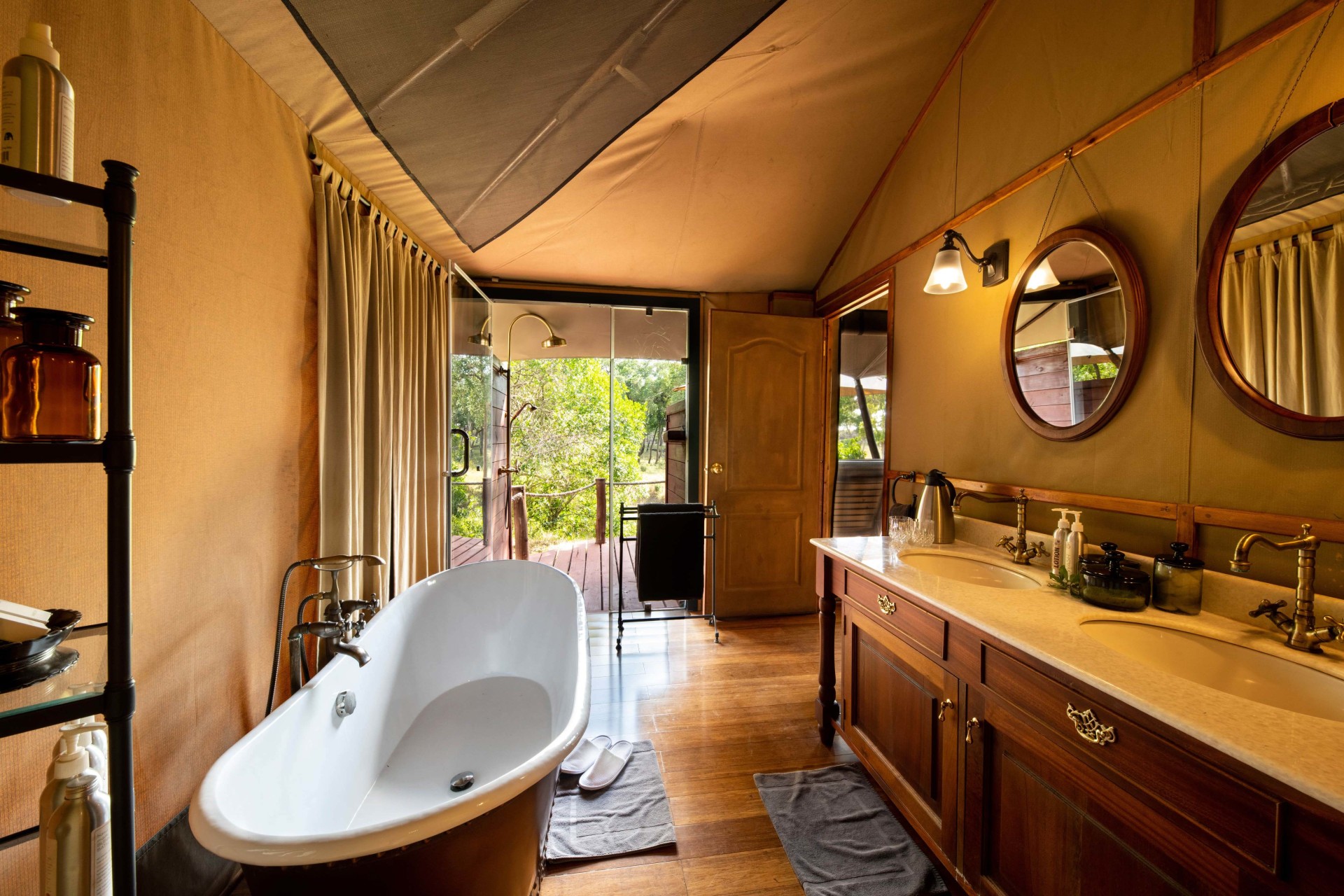 Badezimmer eines Luxury Zelts im Sand River Masai Mara